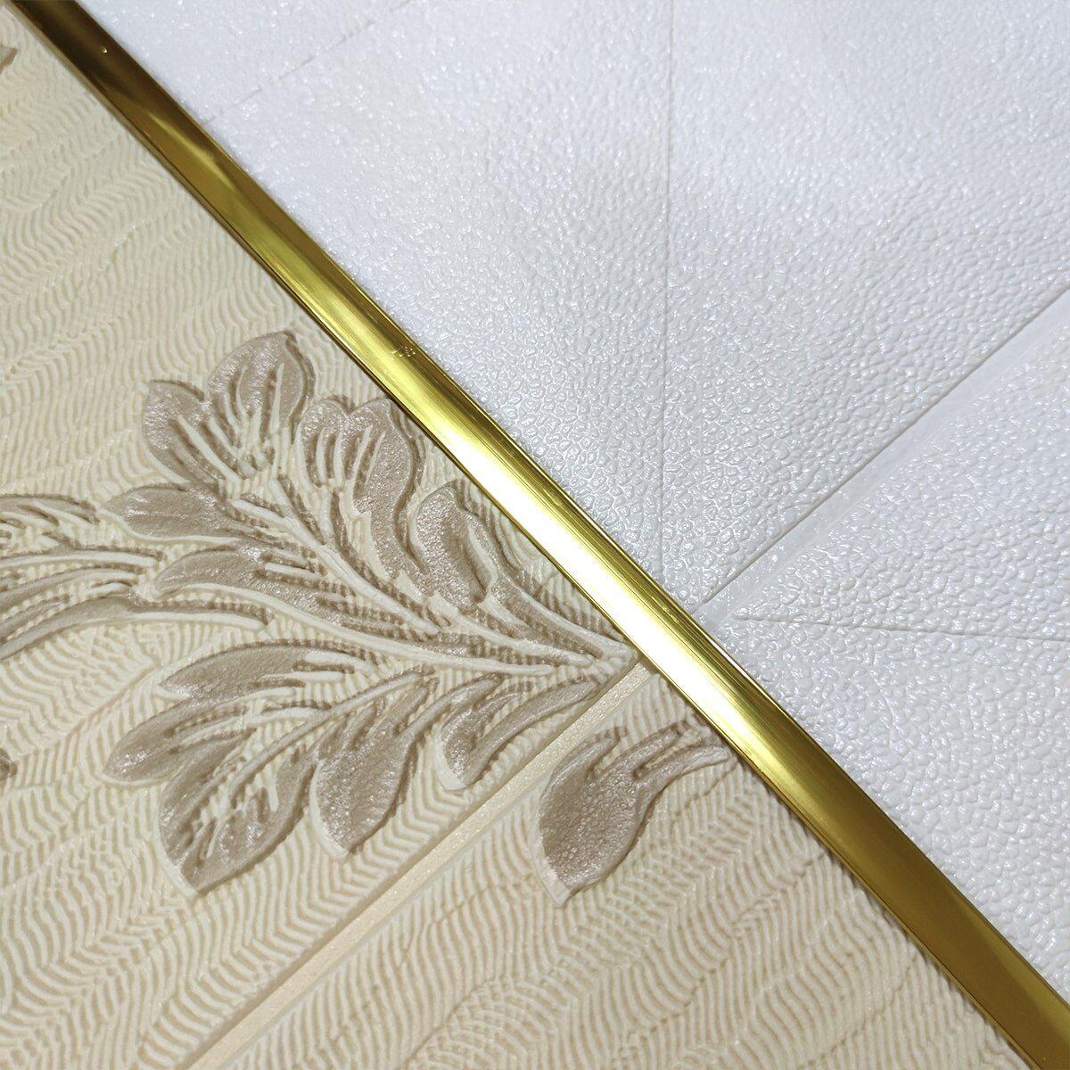 Золотой T-профиль установлен между плитками и обоями — декоративная планка для отделки стен