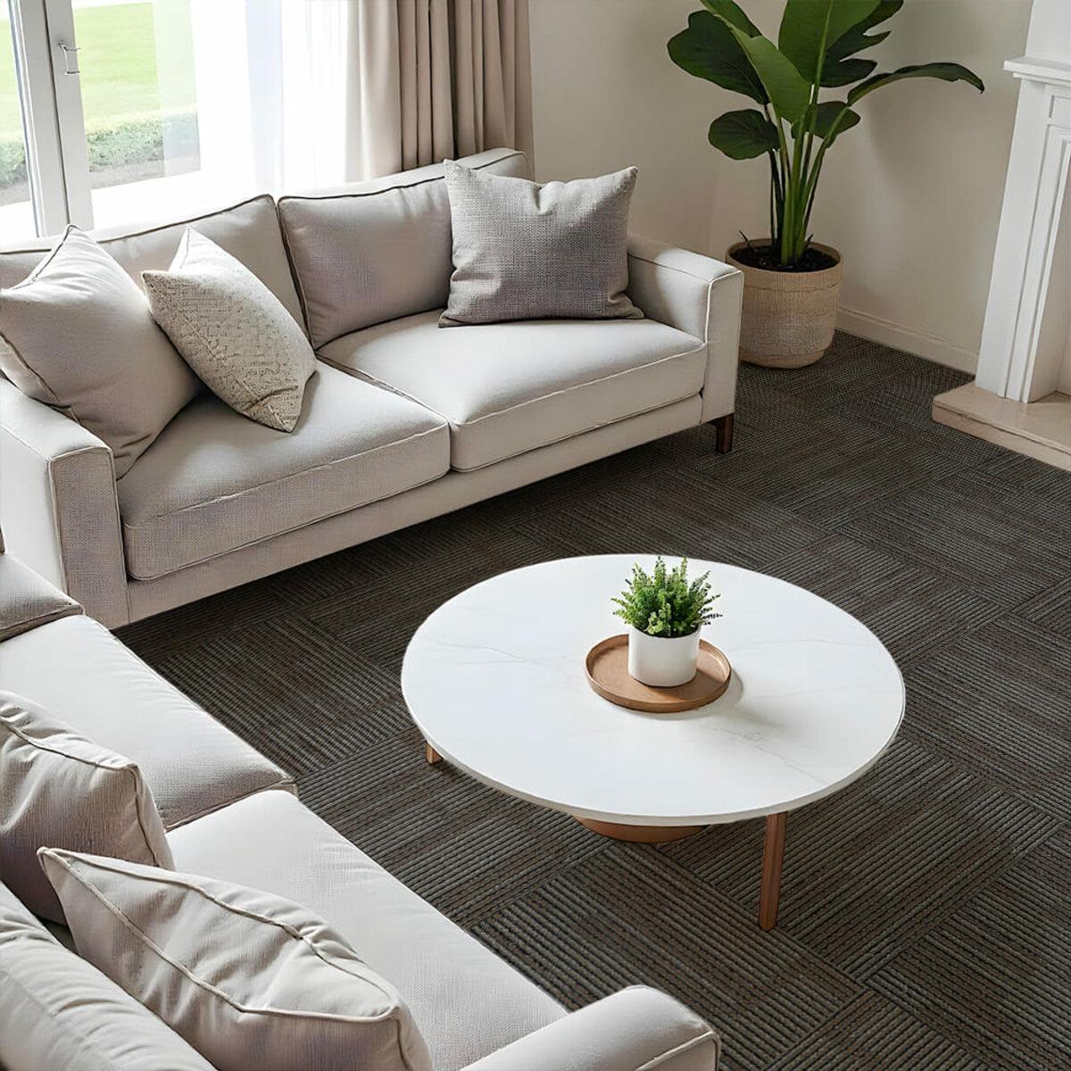 Ковролінова плитка коричнево-сіра в інтер’єрі вітальні, модульне покриття для підлоги