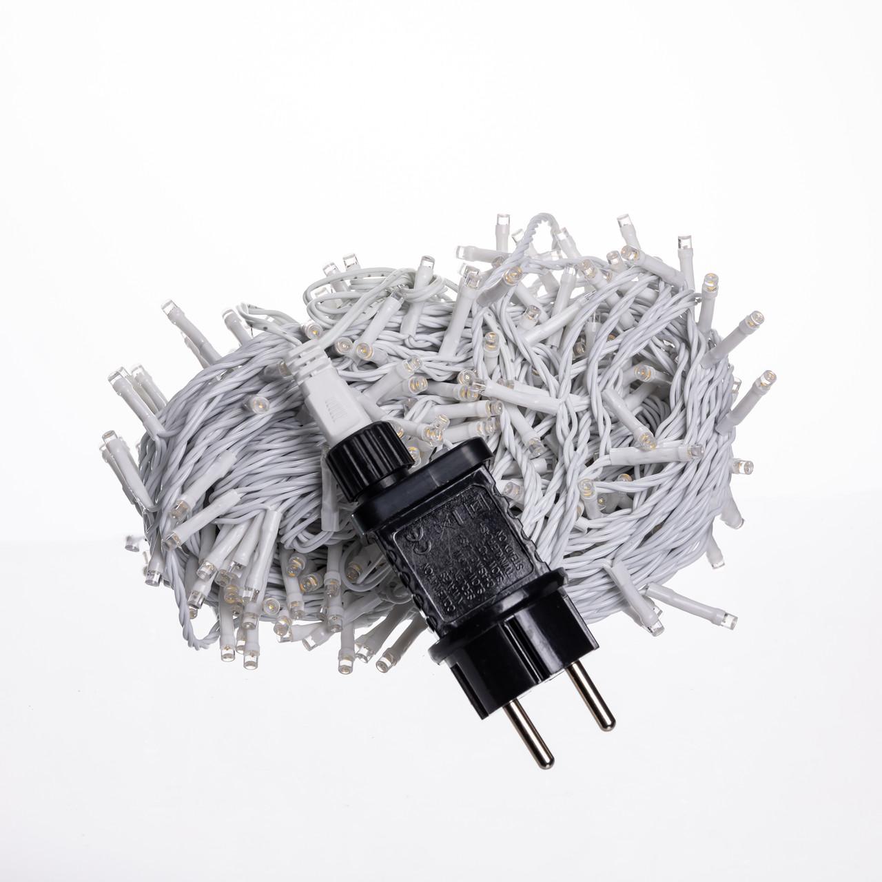 светодиодная гирлянда тёплого жёлтого света — крупный план LED и белый кабель