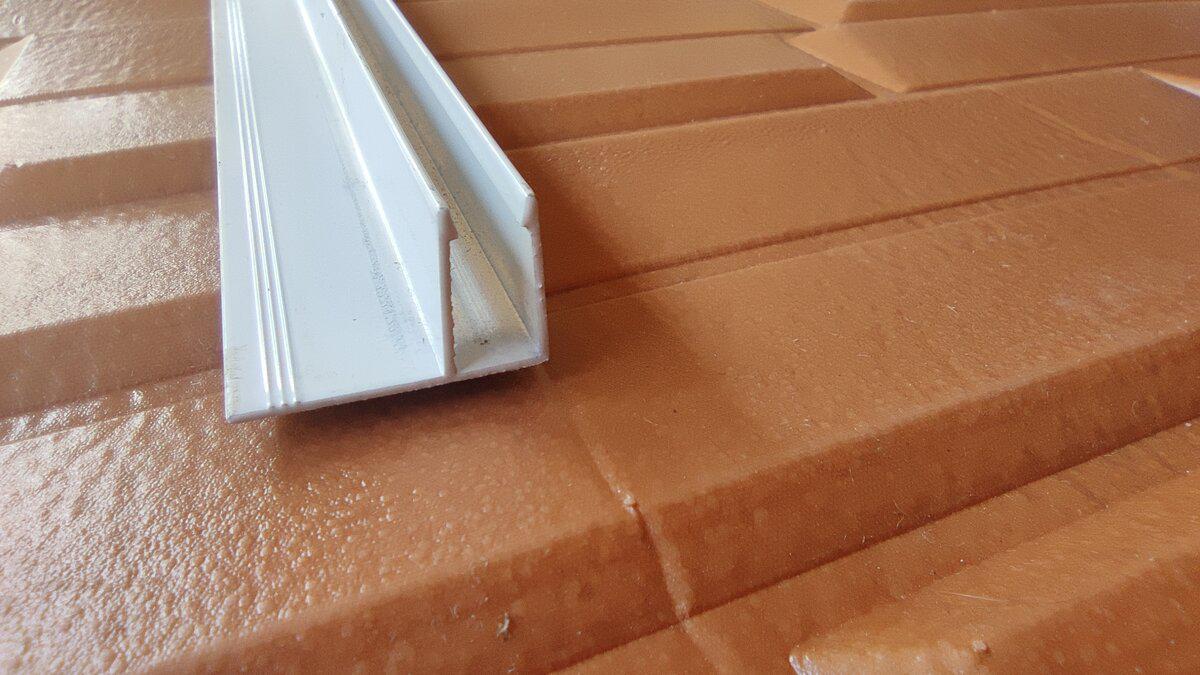 финишный торцевой профиль для сайдинга 38.5х28 в применении на фасаде, алюминиевый профиль