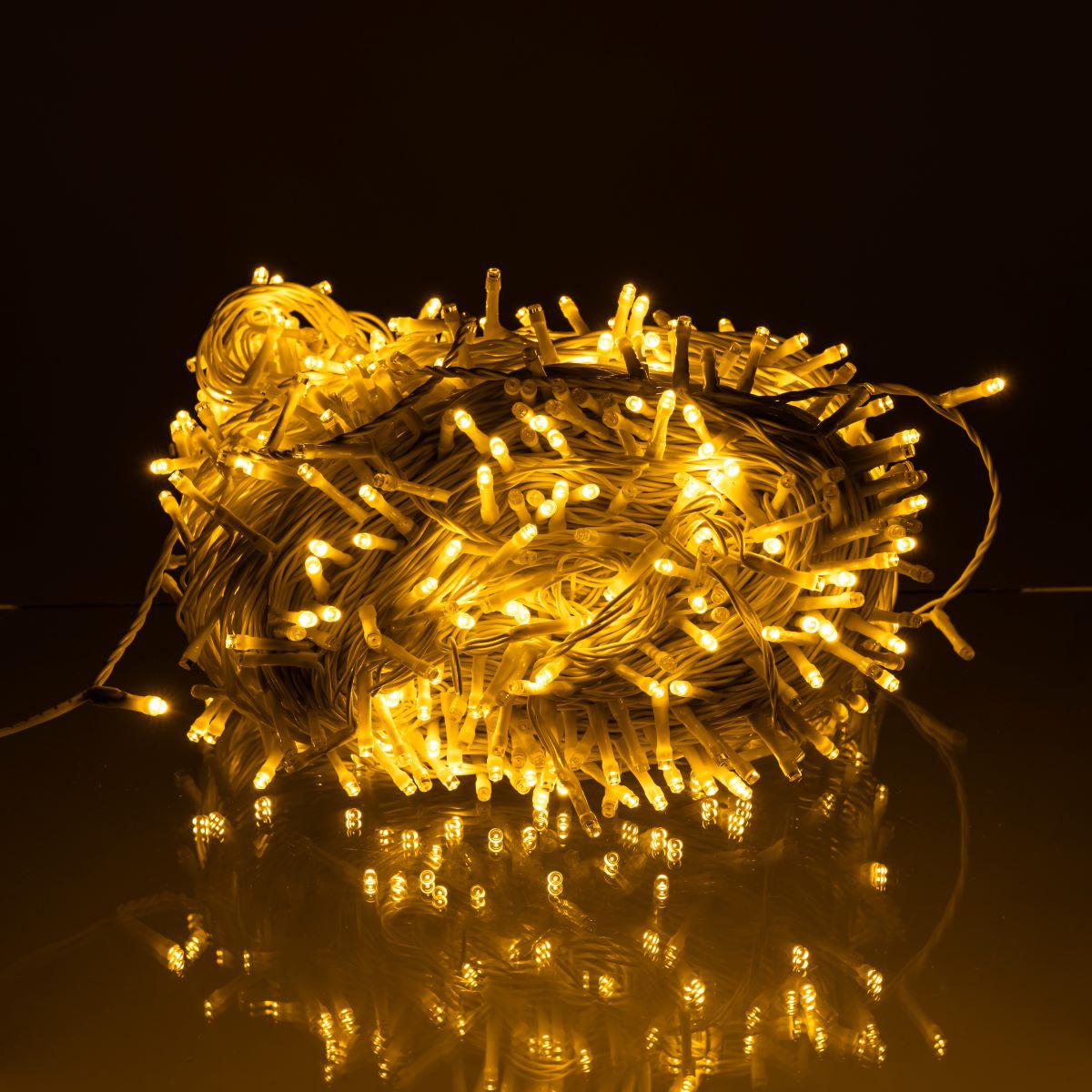 гирлянда нить 1000 LED — крупный план тёплого желтого света, белый провод