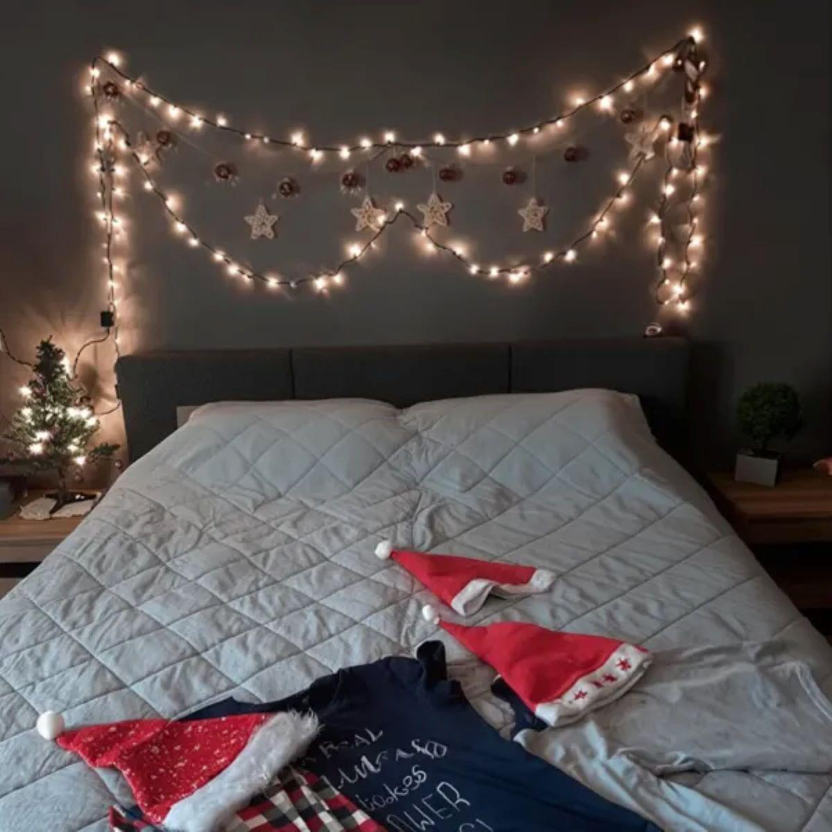 Комнатная гирлянда нить 18 м белый свет на черном проводе в интерьере над кроватью