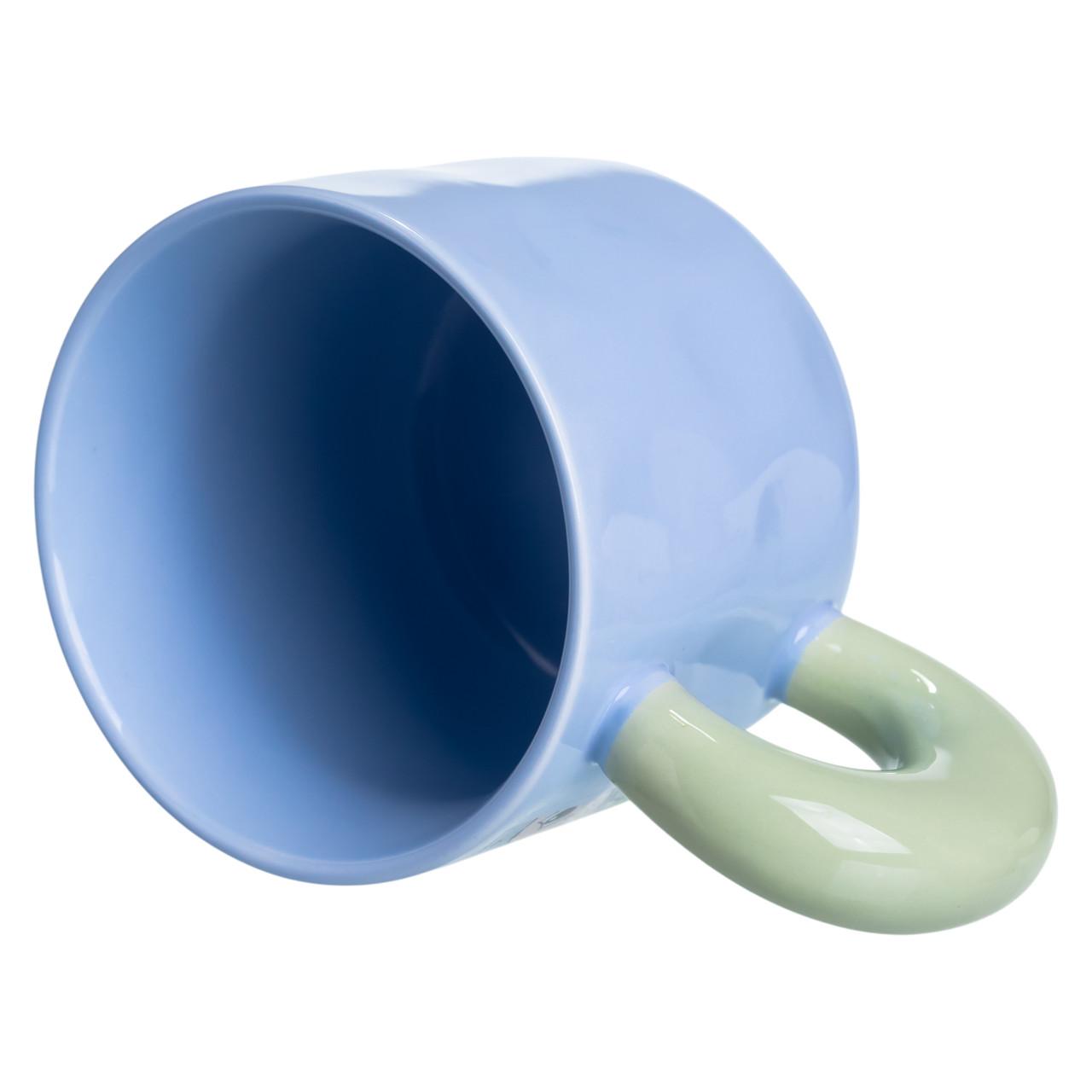 Фарфорова чашка Labubu на білому фоні з добре видно ручку та форму