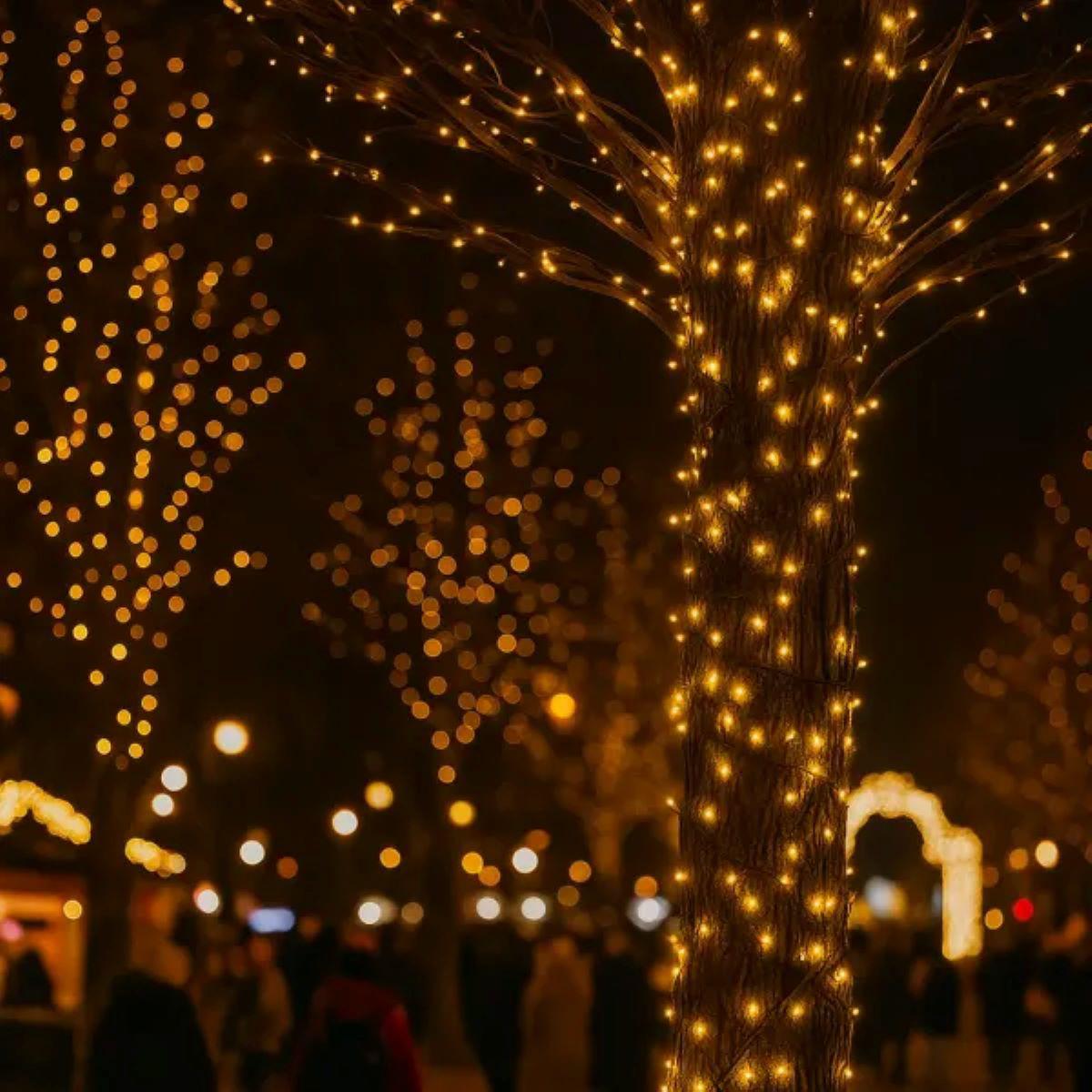 уличная светодиодная гирлянда 30 м на деревьях тёплый желтый свет