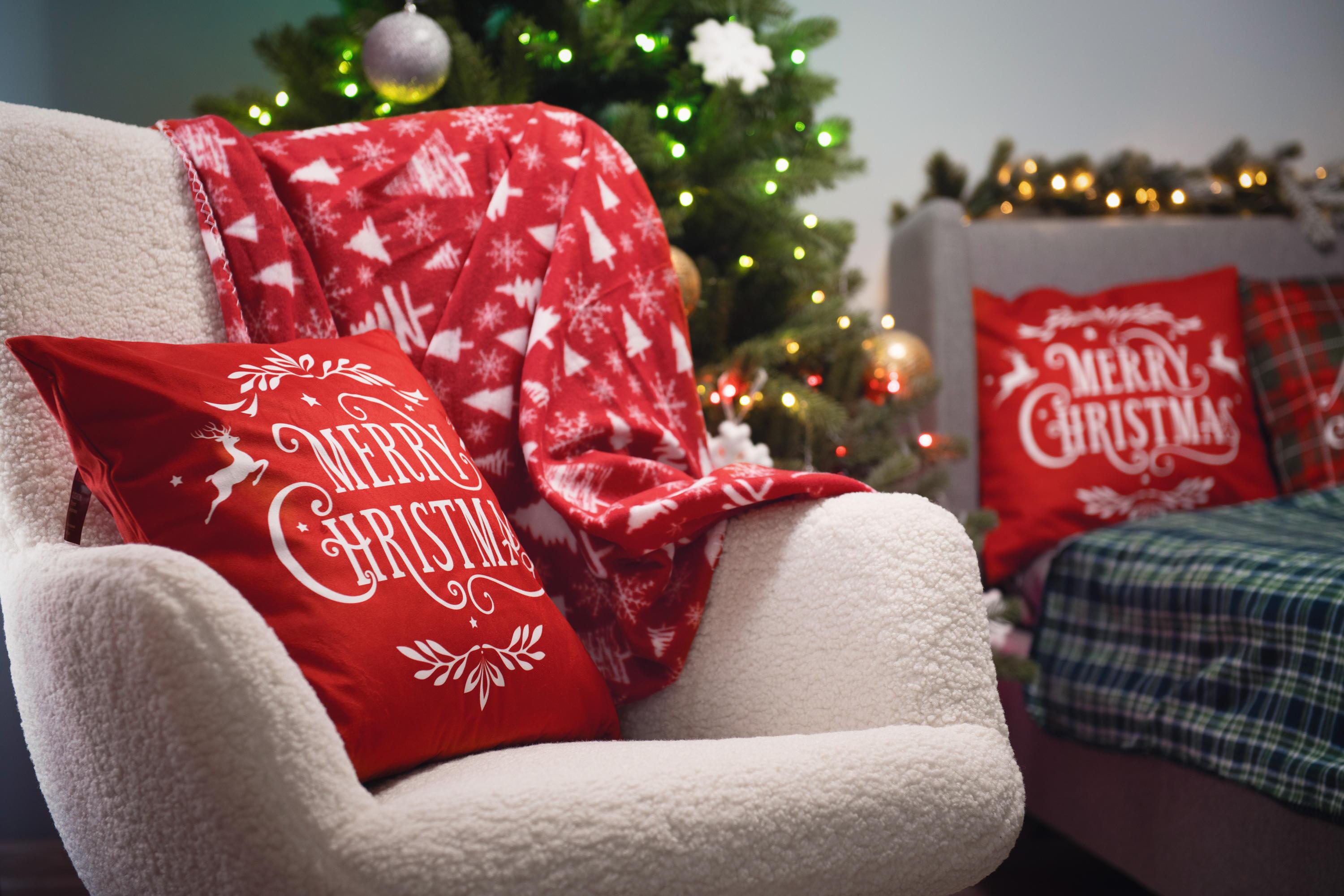 Флісовий плед Ardesto Christmas Fleece у затишному новорічному інтер’єрі на кріслі