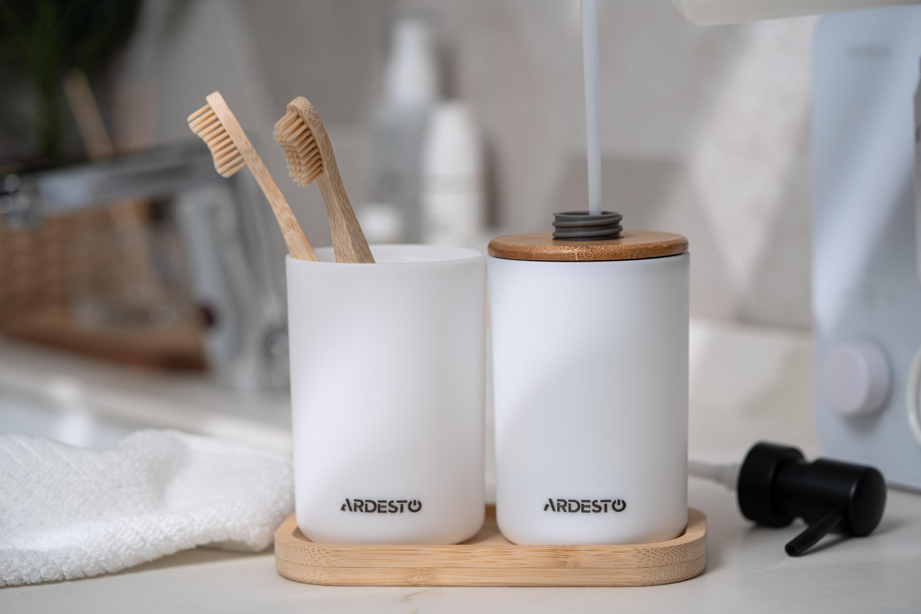 Набор аксессуаров для ванной с дозатором 360 мл и стаканом на бамбуковой подставке белого цвета