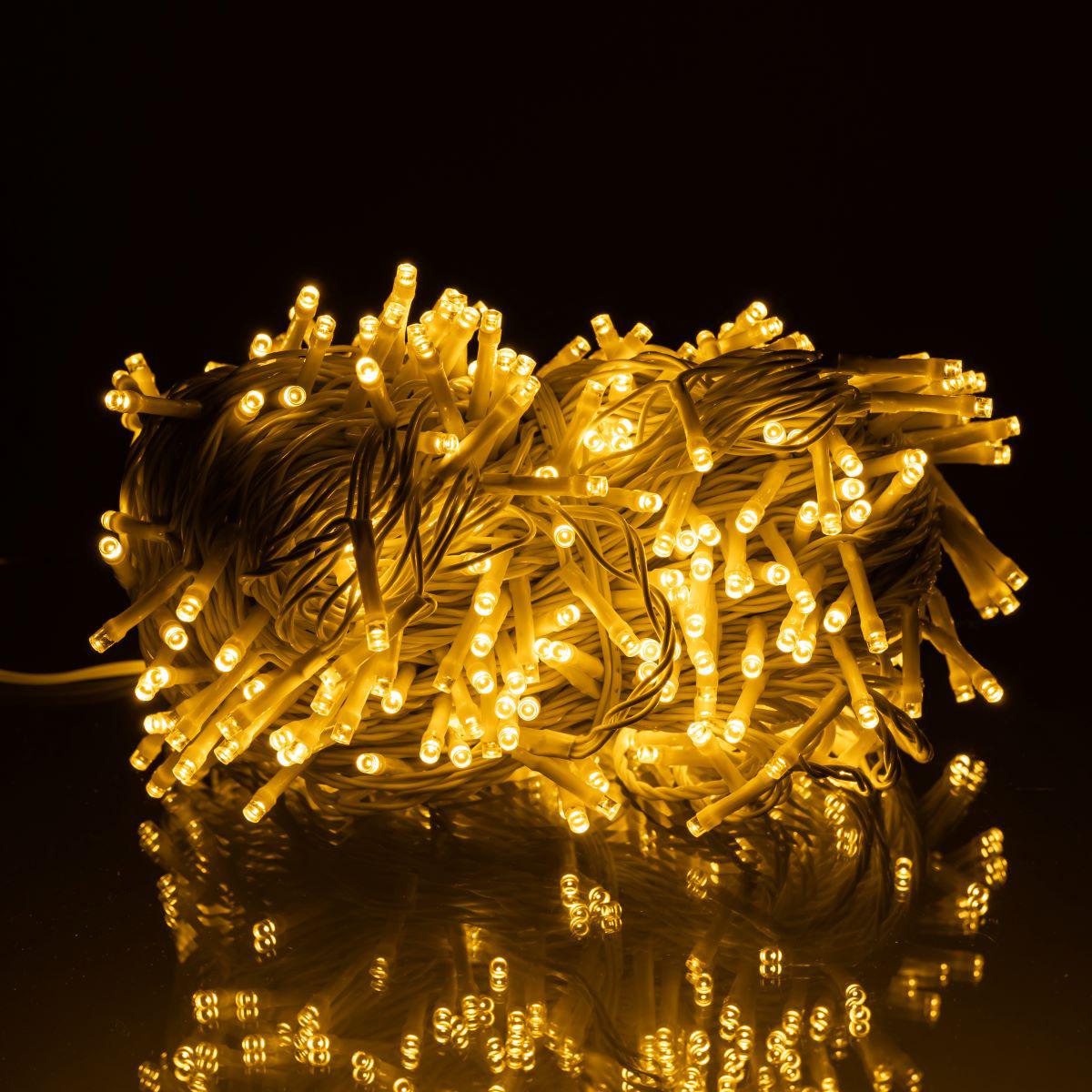Крупный план гирлянды-нить 500 LED на белом кабеле — тёплый жёлтый свет, белый провод