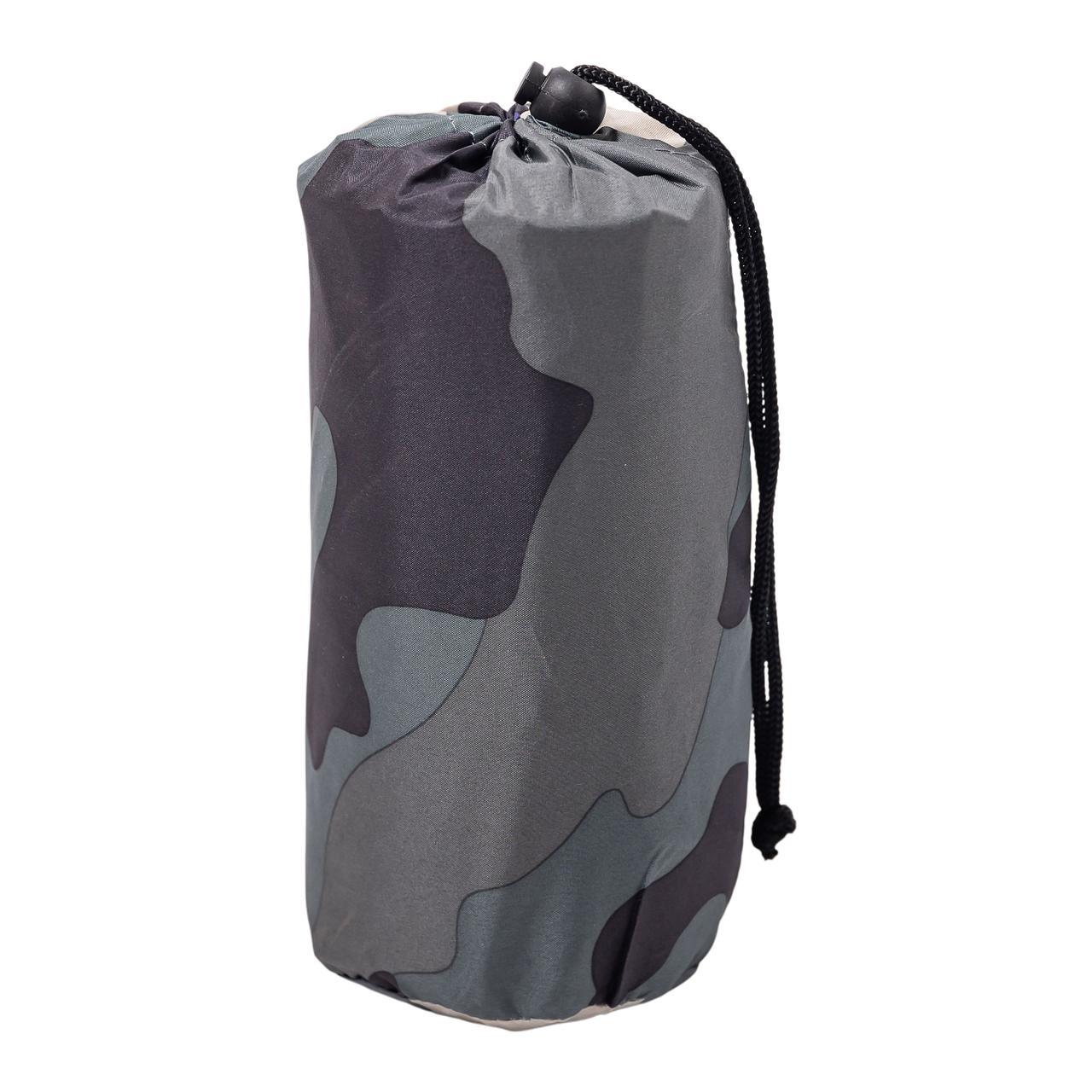 свернутый надувной походный матрас в чехле, легкий складной матрас для палатки - компактный кемпинговый спальный коврик