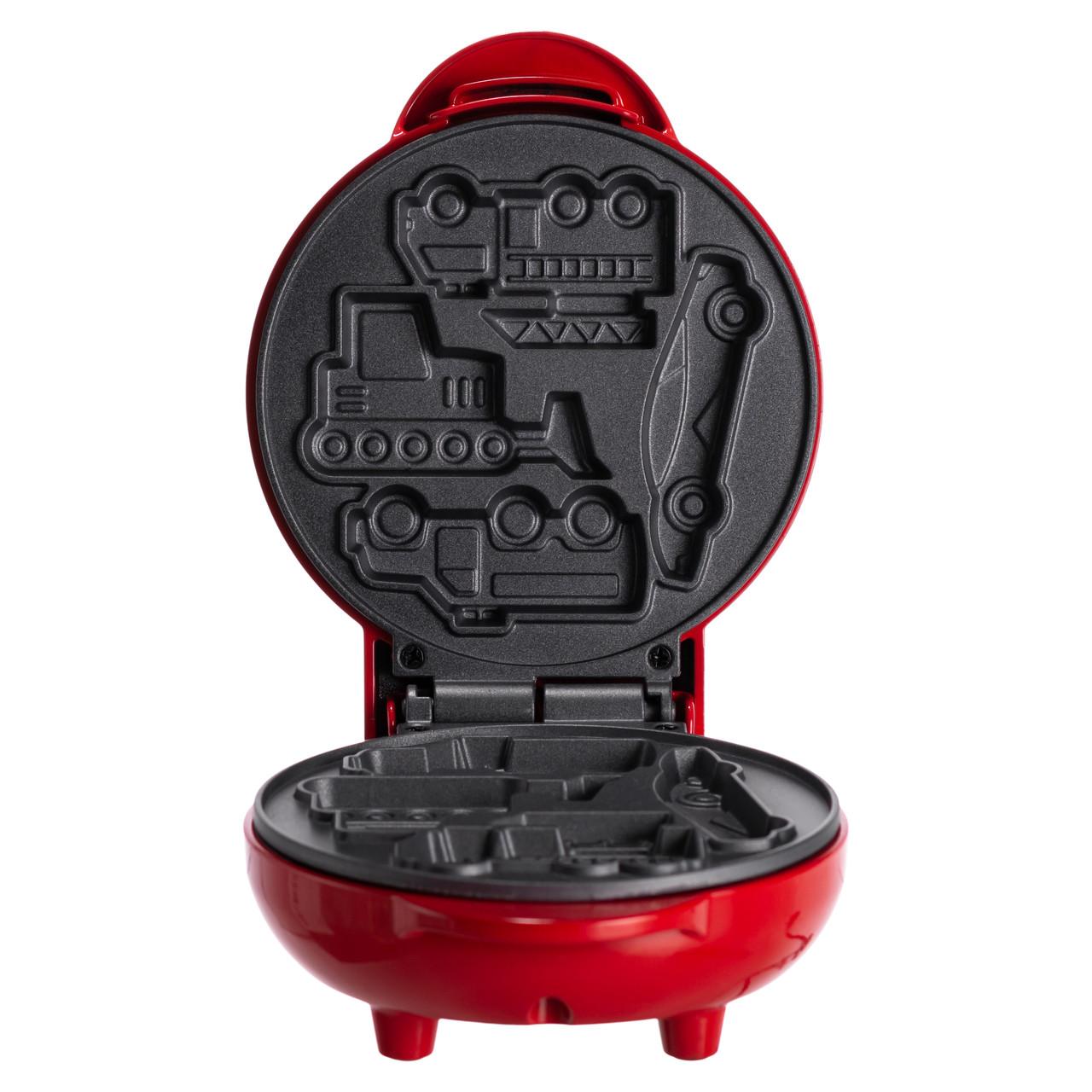 Красная вафельница с формами для вафель в виде машинок с антипригарным покрытием