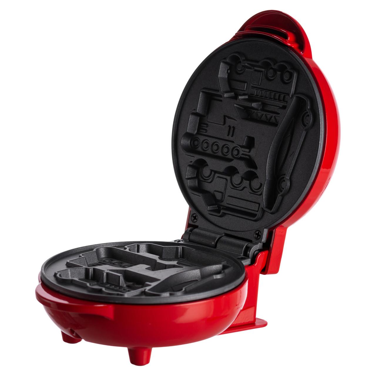 Вафельница с формами машинок и красным корпусом с антипригарным покрытием