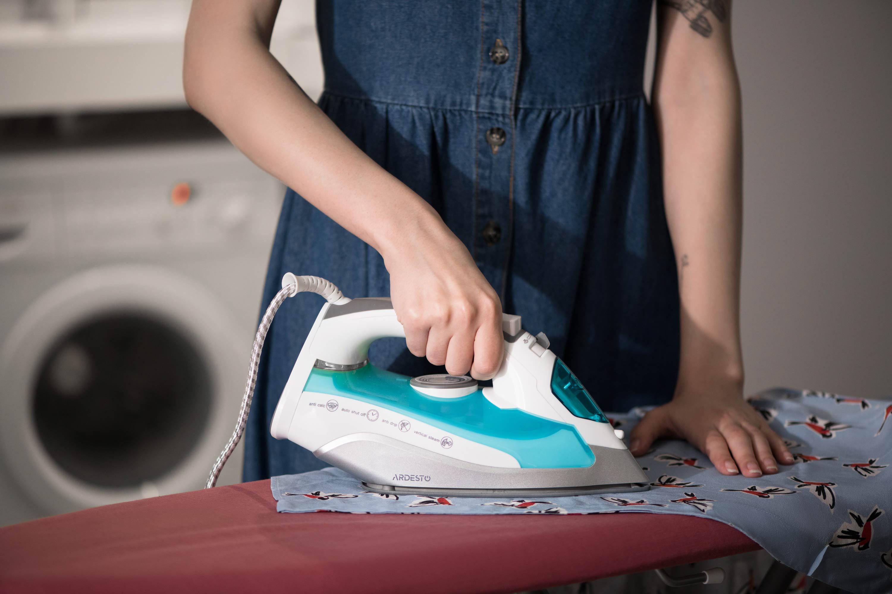 Паровой утюг Ardesto с мощностью 2200 Вт и керамической подошвой для легкой глажки