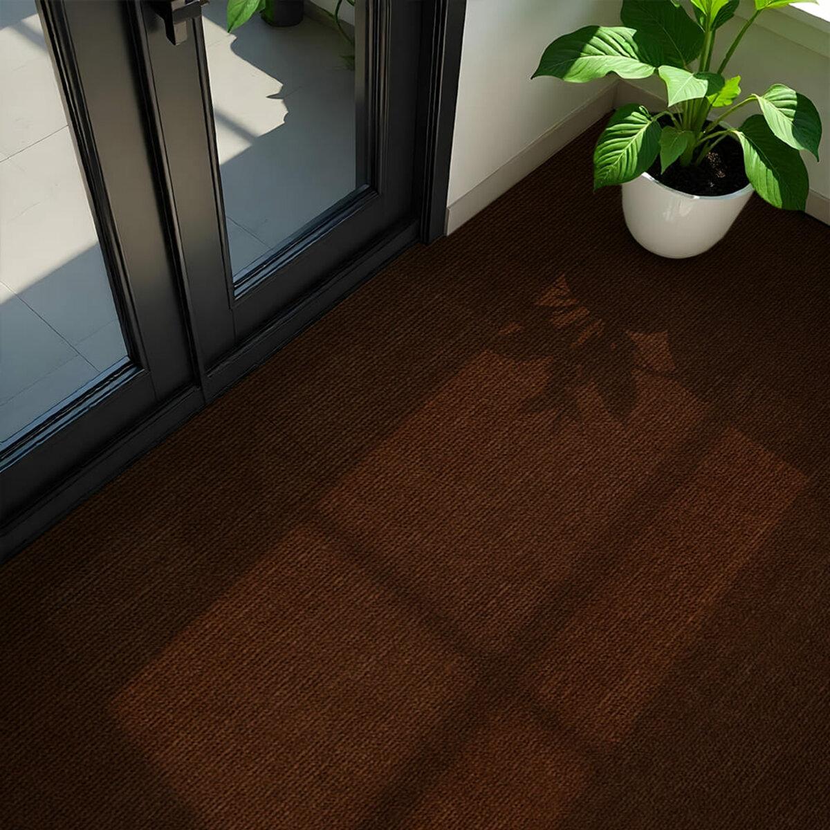 Коричнева самоклеюча ковролінова плитка в рулоні у вітальні біля дивана