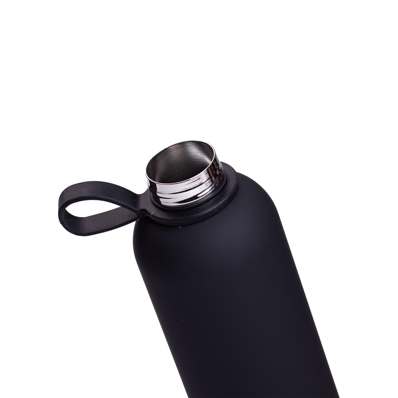 крупный план горлышка матовой термобутылки черной — ударопрочная вакуумная бутылка 500 мл