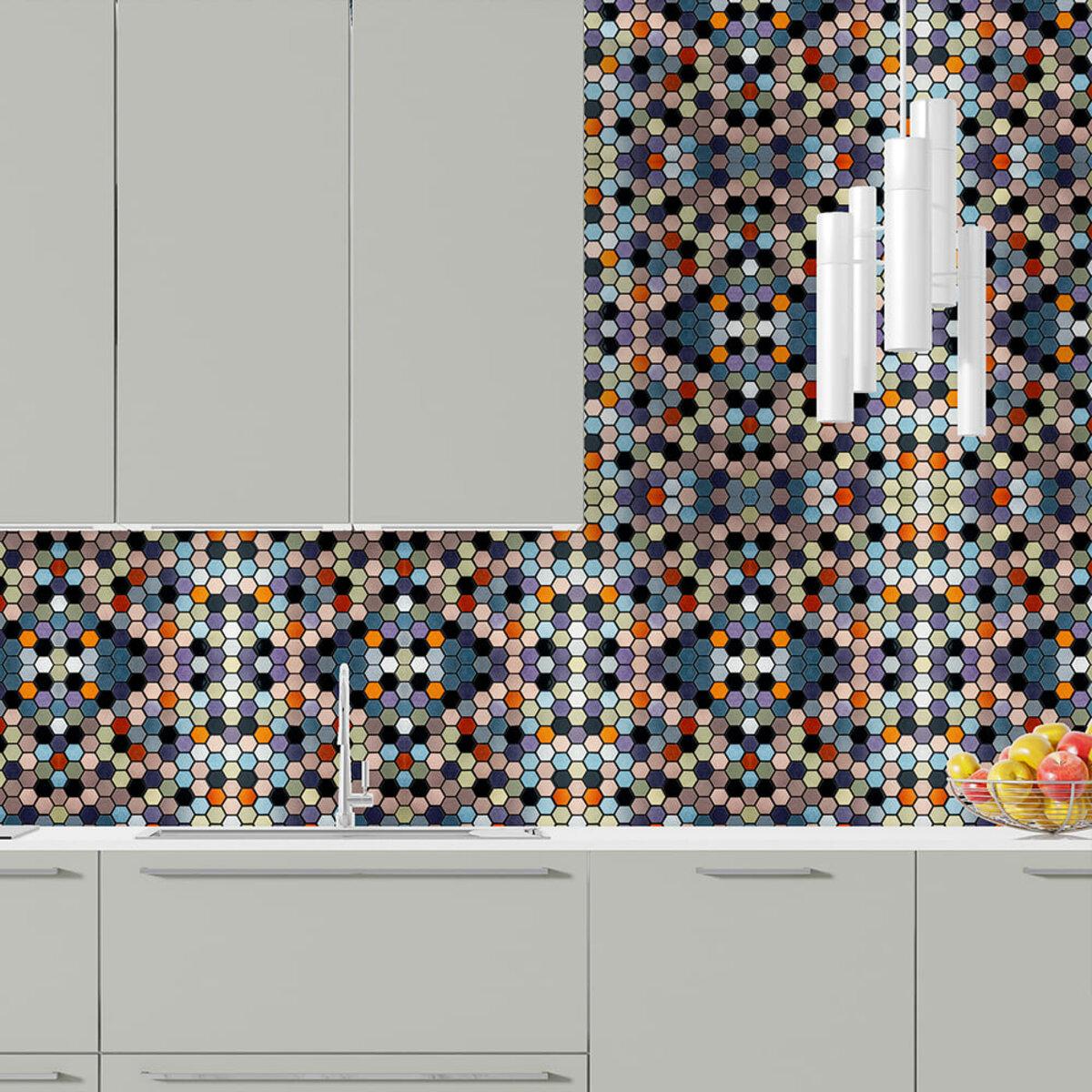 самоклеящаяся алюминиевая плитка в интерьере кухни 300x300 панель за мойкой