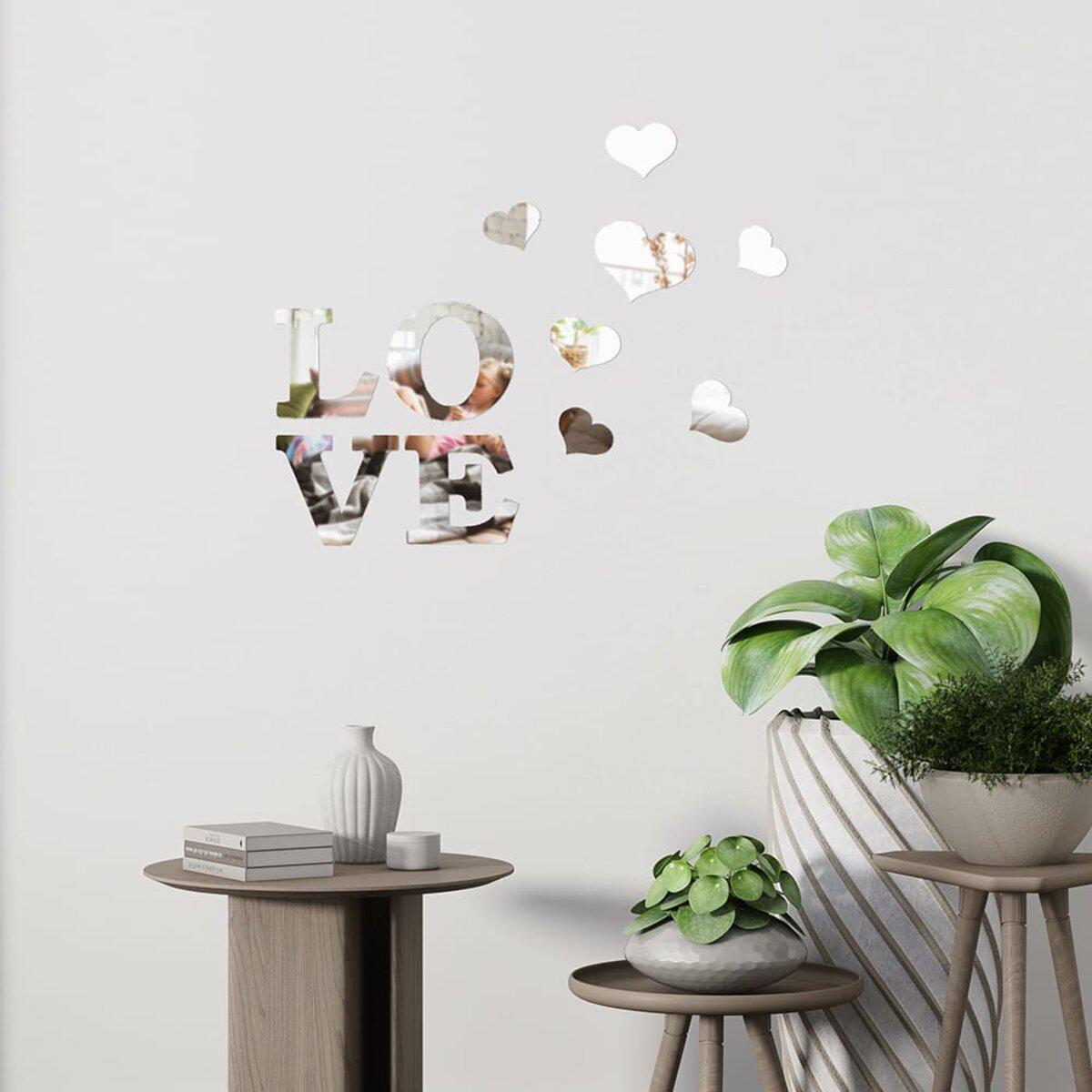 наклейки зеркальные в интерьере — акриловые самоклеящиеся элементы LOVE в спальне