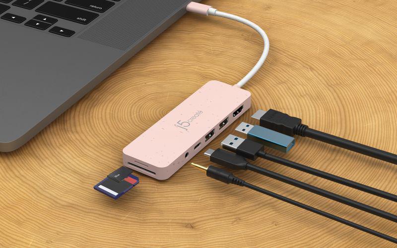 USB-C хаб J5create JCD373ER-N 6-в-1, підключений до ноутбука з USB-пристроями та картами пам’яті
