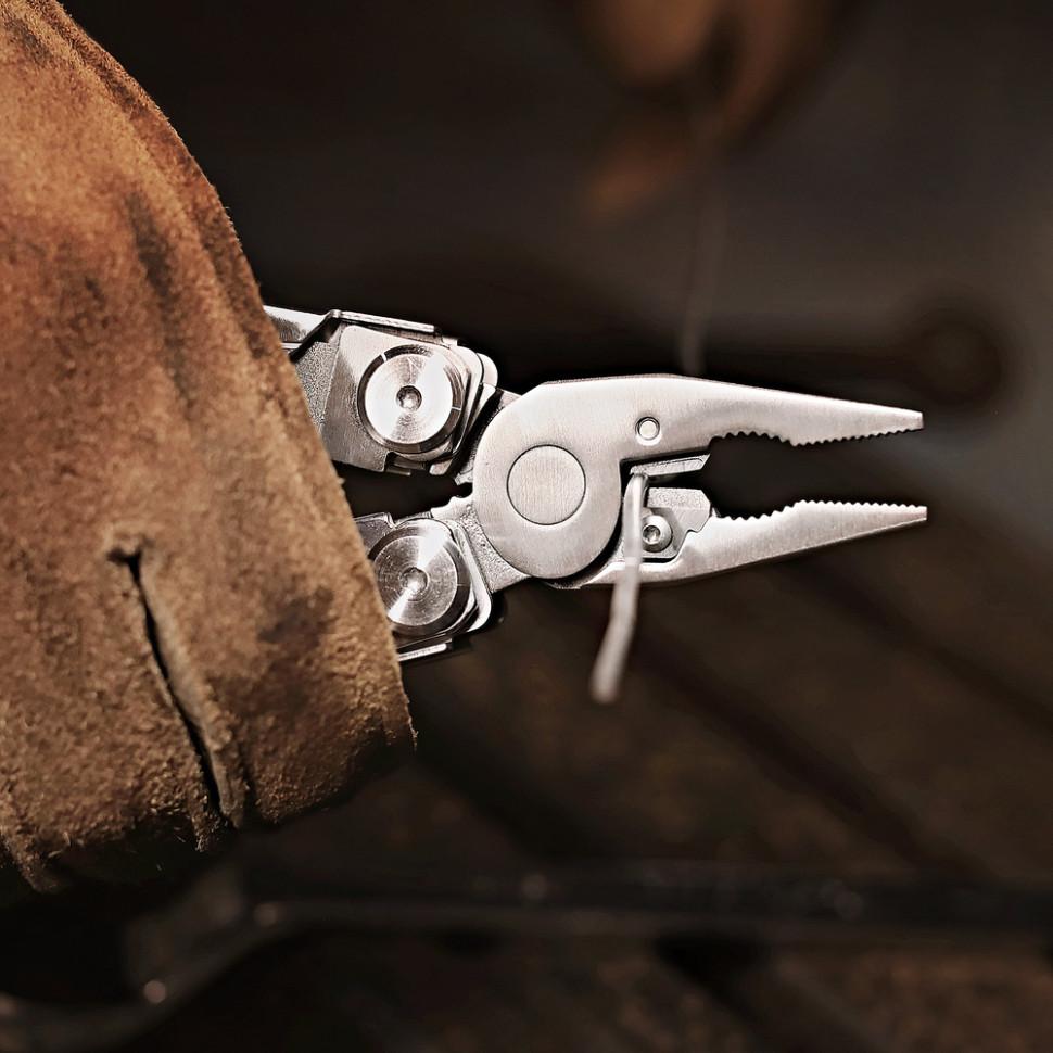 Мультитул с плоскогубцами и бокорезами — карманный мультитул для ремонта, крупный план плоскогубцев