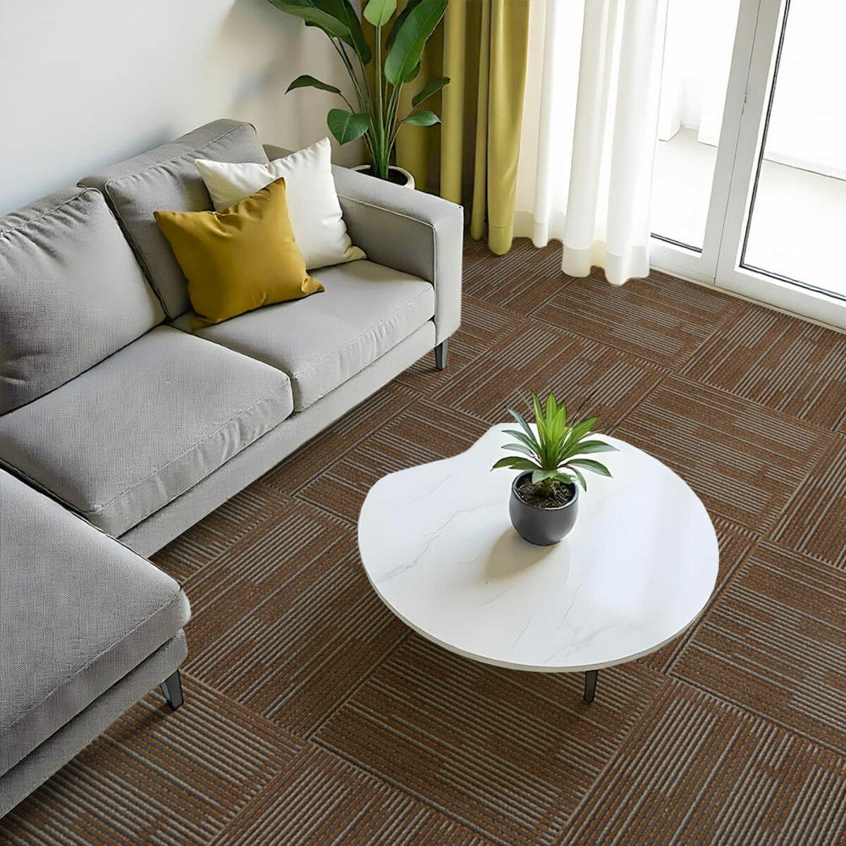 Коричнева ковролінова плитка 50×50 у вітальні на підлозі