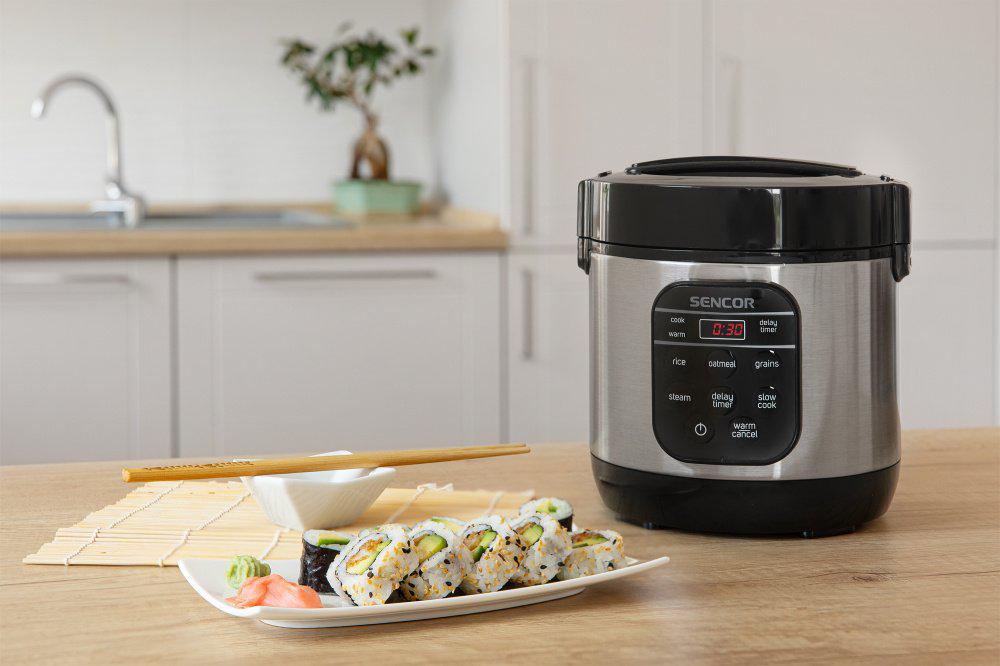 Рисоварка Sencor SRM0650SS у сучасній кухні поруч із суші та готовими стравами