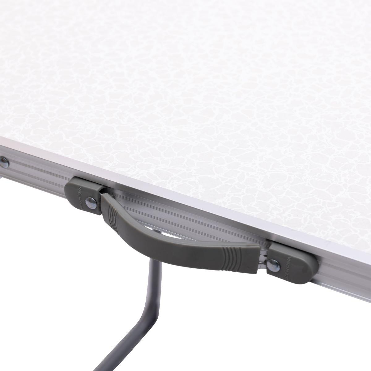 Ручка и край столешницы складного стола с алюминиевым каркасом