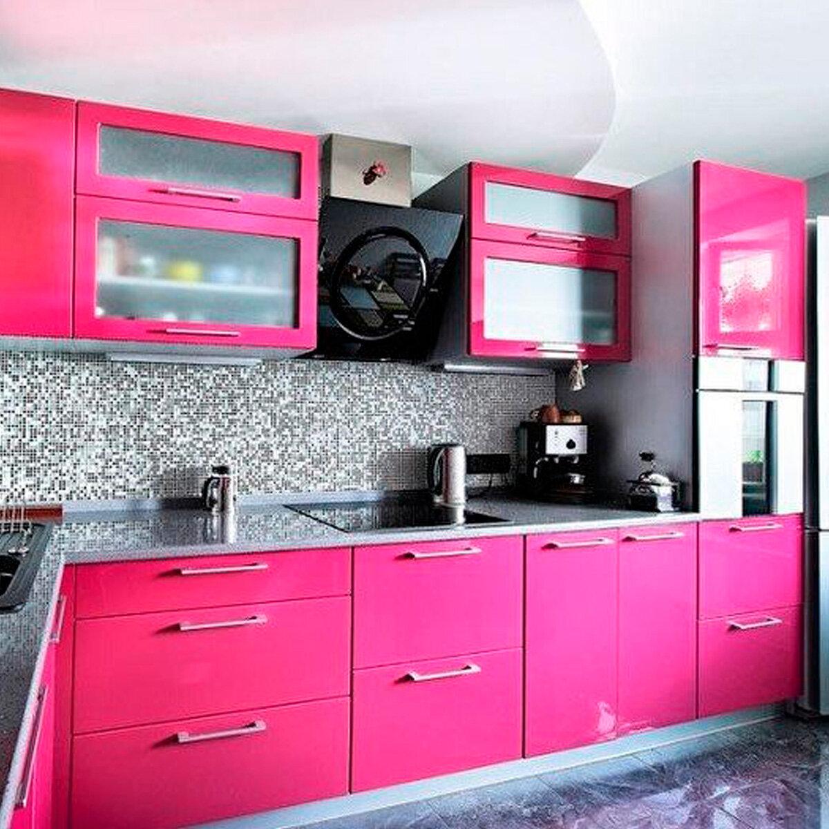 Розовая глянцевая самоклеящаяся пленка в интерьере кухни, обновление фасадов