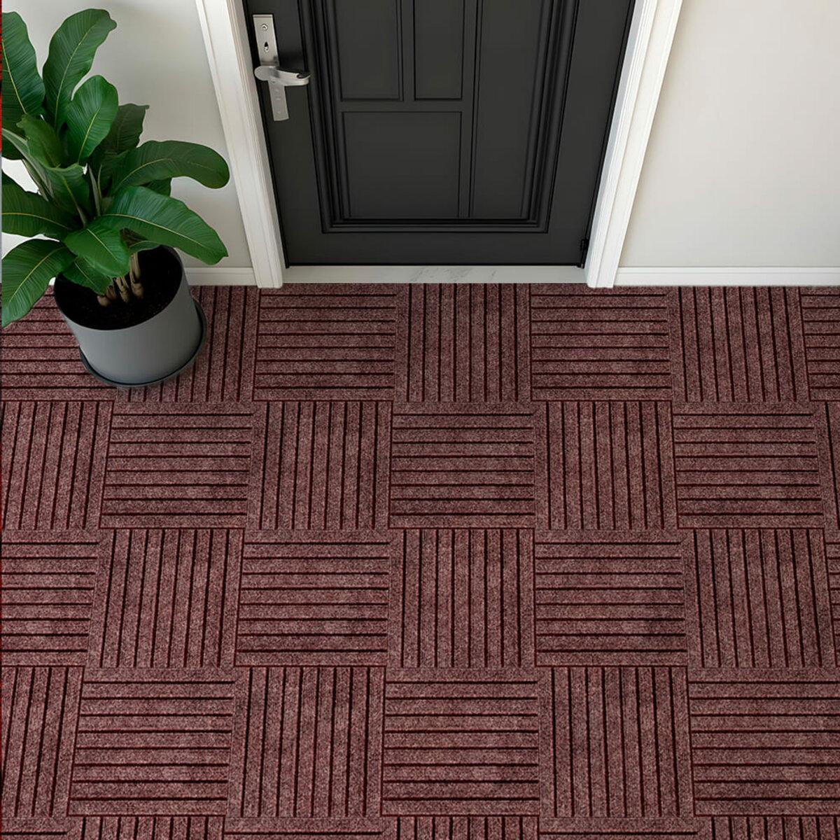 Ковролиновая плитка мокко 300х300 самоклеящаяся в интерьере у входной двери, покрытие для пола под ковролин 300х300