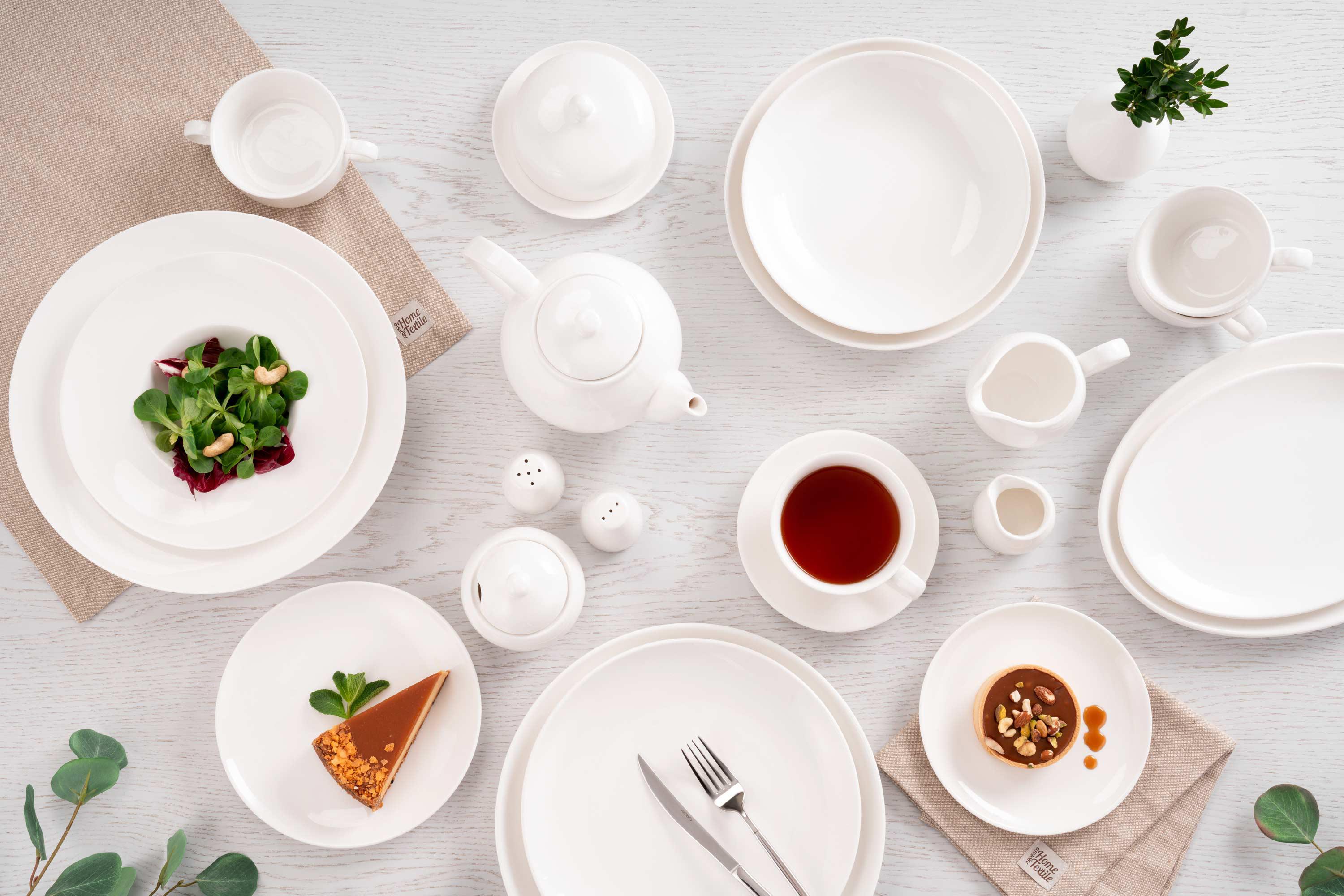 Фарфоровый молочник 100 мл на сервировочном столе — белая порционная посуда для сервировки