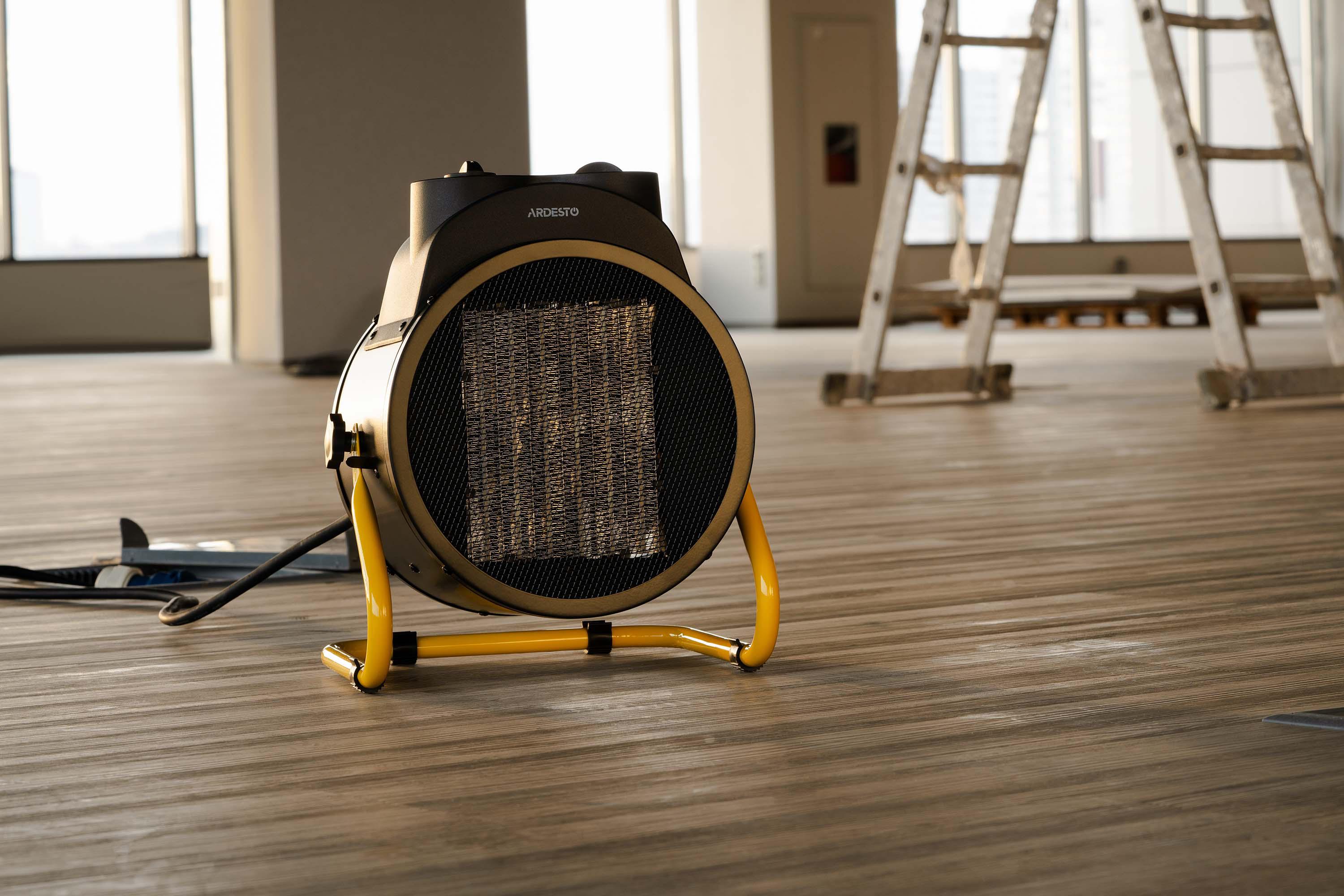 тепловая пушка для стройплощадки ARDESTO IFH-05B 5 кВт в интерьере на полу