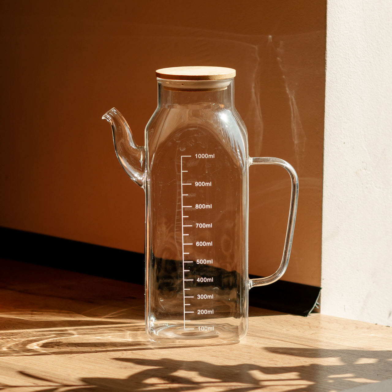 Емкость для масла и уксуса из боросиликатного стекла с бамбуковой крышкой в интерьере кухни