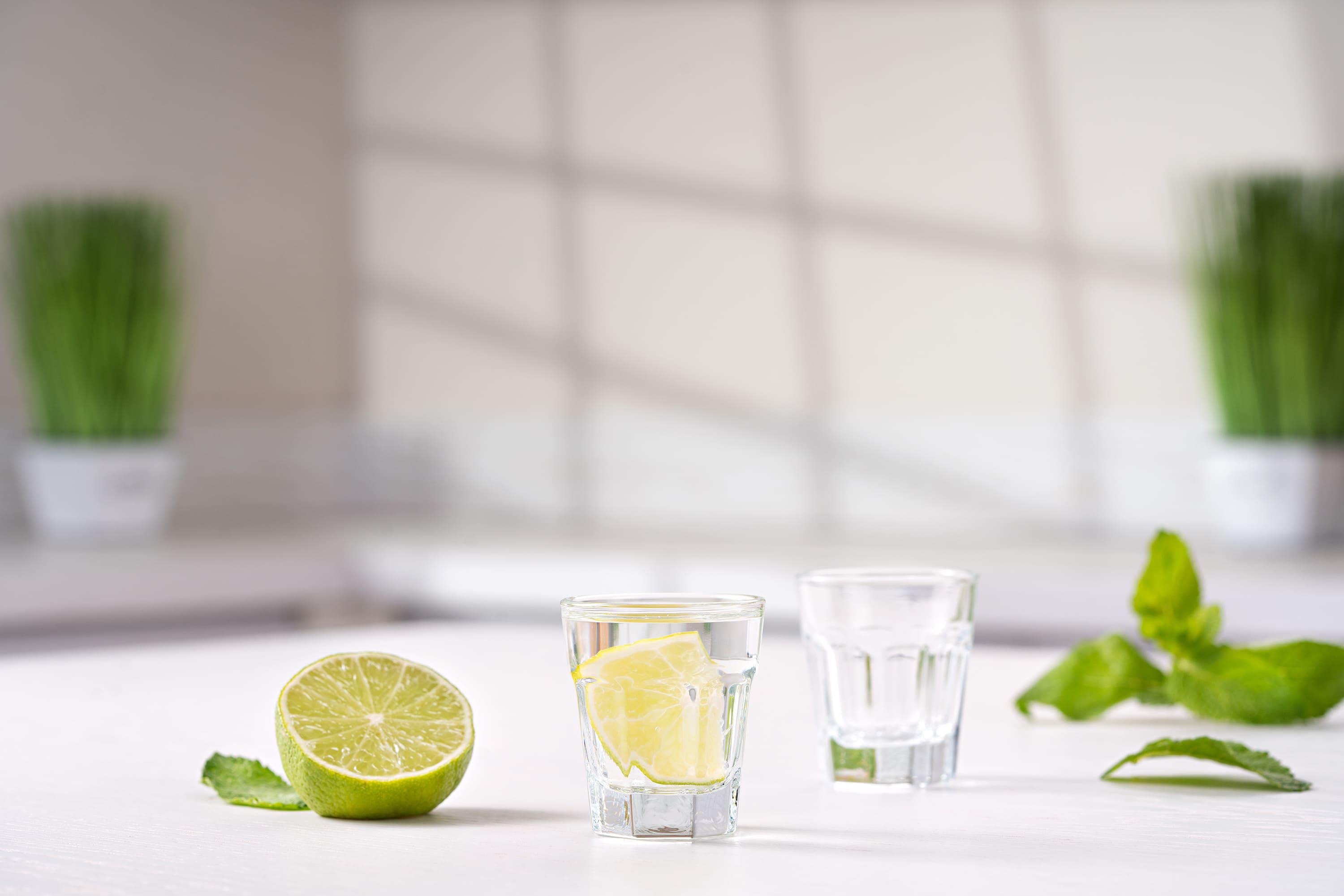 стопки для ликёра 45 мл в интерьере, прозрачные стеклянные рюмки