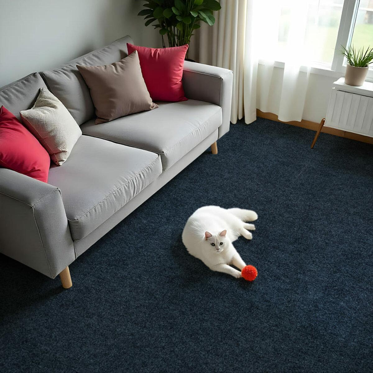 Самоклейний ковролін у рулоні темно-сірого кольору в інтер’єрі вітальні