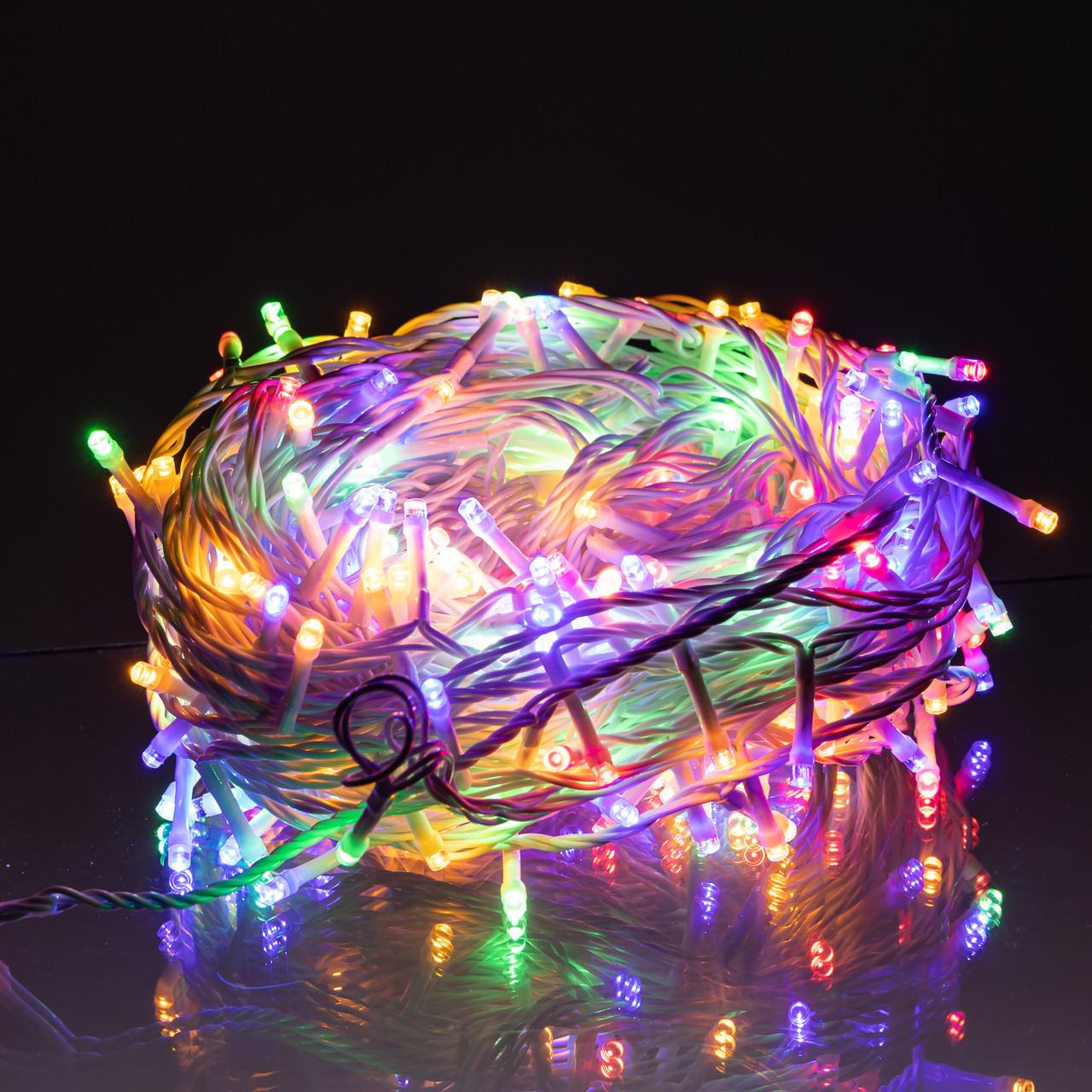 крупный план светодиодной гирлянды 300 LED белый провод — гирлянда нить 300 светодиодов