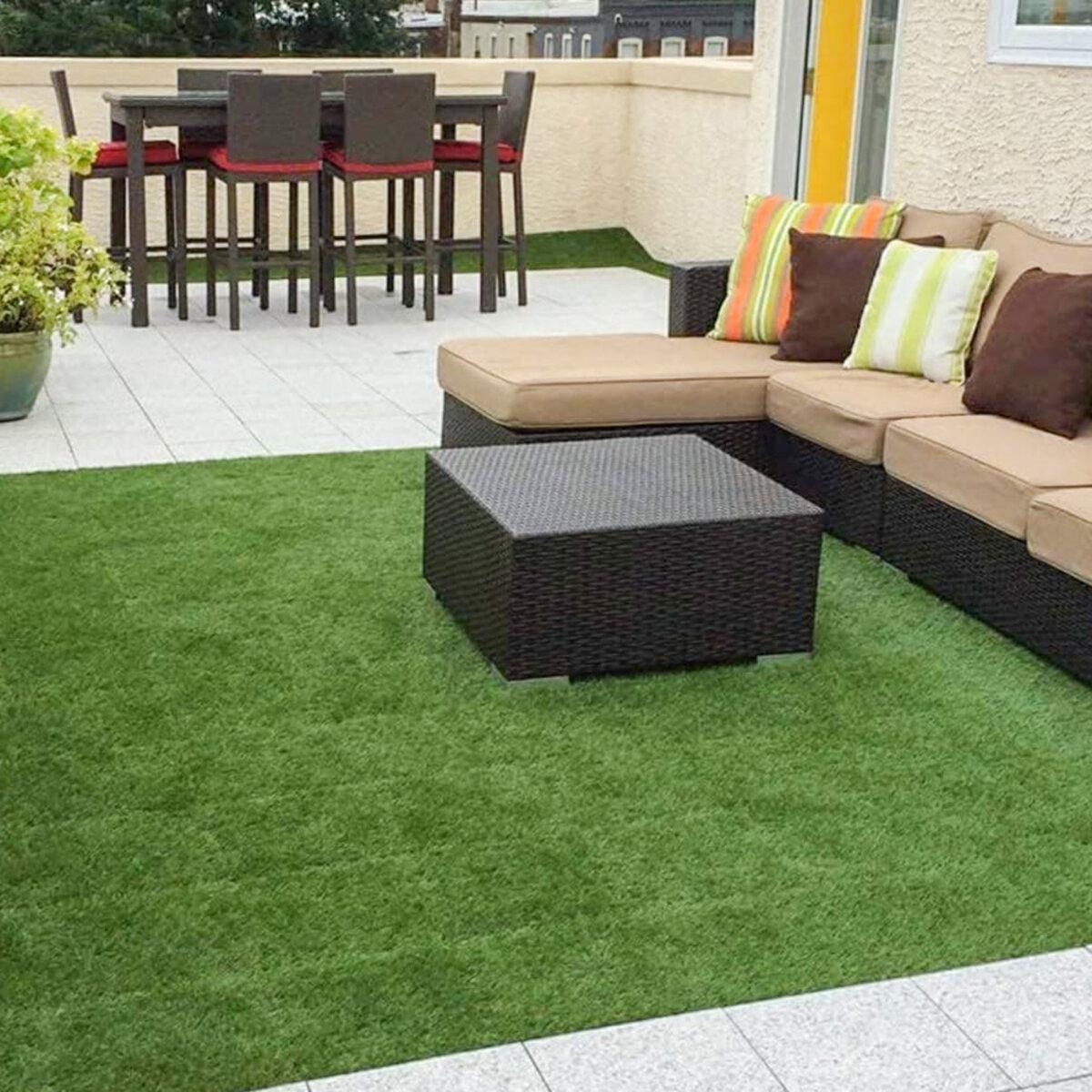 Штучна трава плитка у готовому покритті для тераси, балкона та зони відпочинку