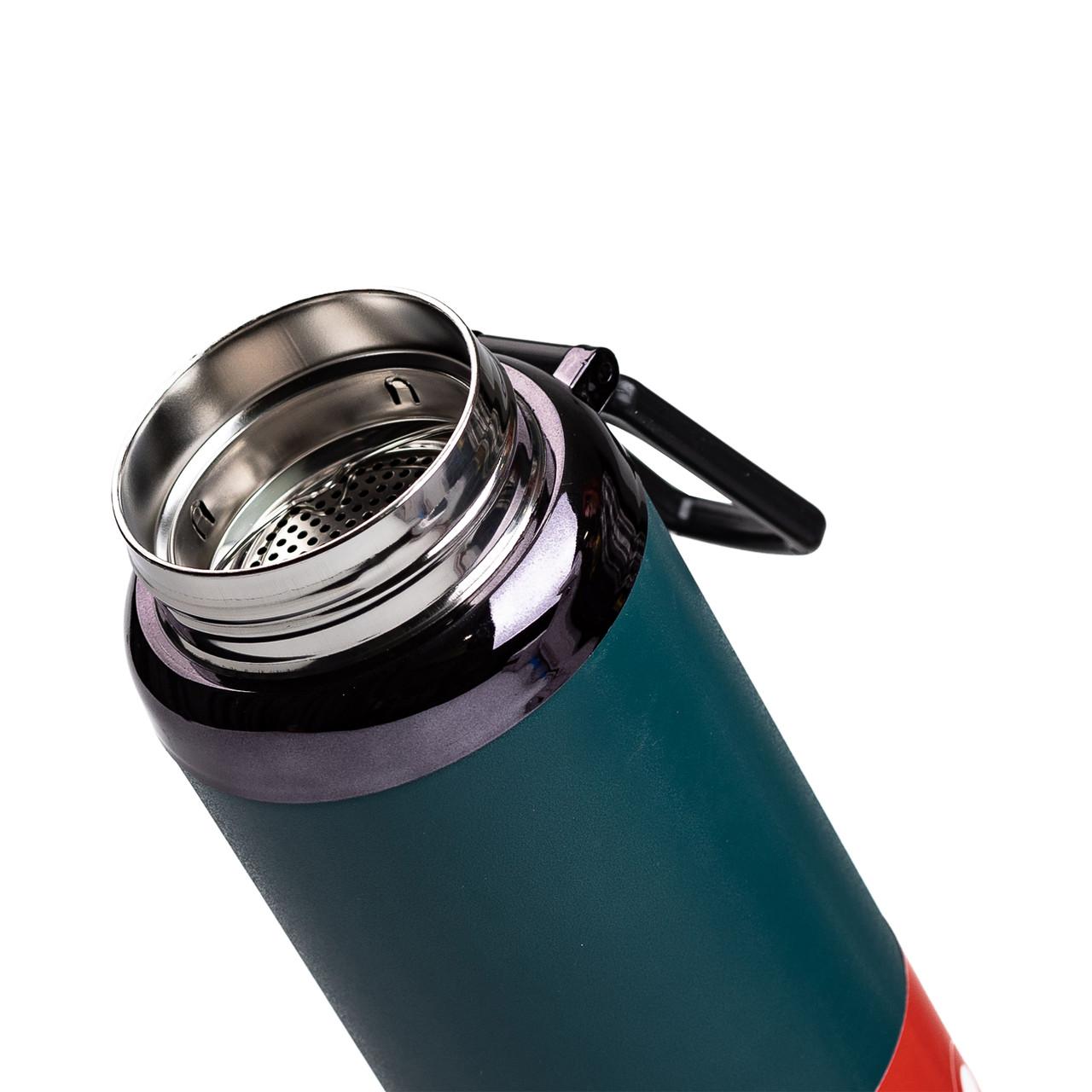 термос для путешествий 1 л — крупный план горлышка, фильтра и ручки