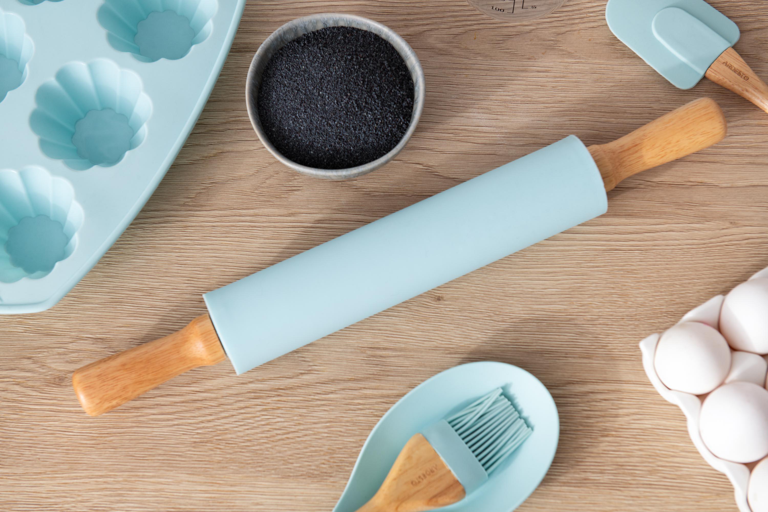 Скалка для раскатки теста голубая ARDESTO с силиконовой поверхностью в кухонной обстановке