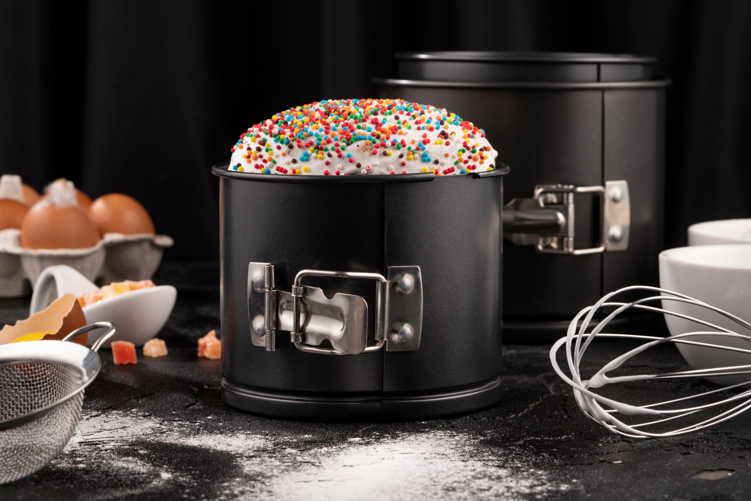 Круглая форма для кекса 16 см из углеродистой стали — вид в интерьере с выпеченным куличом