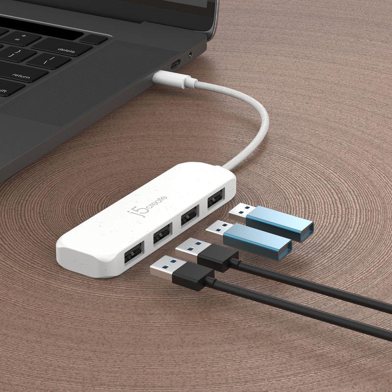 Білий USB-C хаб j5create на 4 порти USB-A 3.2, підключений до ноутбука