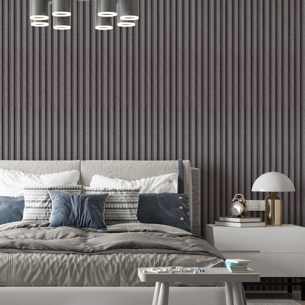 Декоративна стінова рейка WPC в інтер’єрі спальні з вертикальним оздобленням стіни під дерево