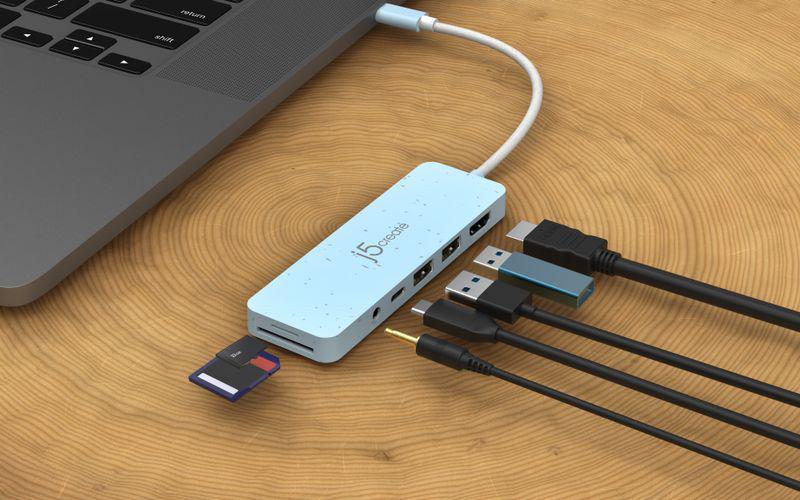 USB-C хаб J5create 6-в-1 підключений до ноутбука з USB-пристроями, HDMI та карткою SD