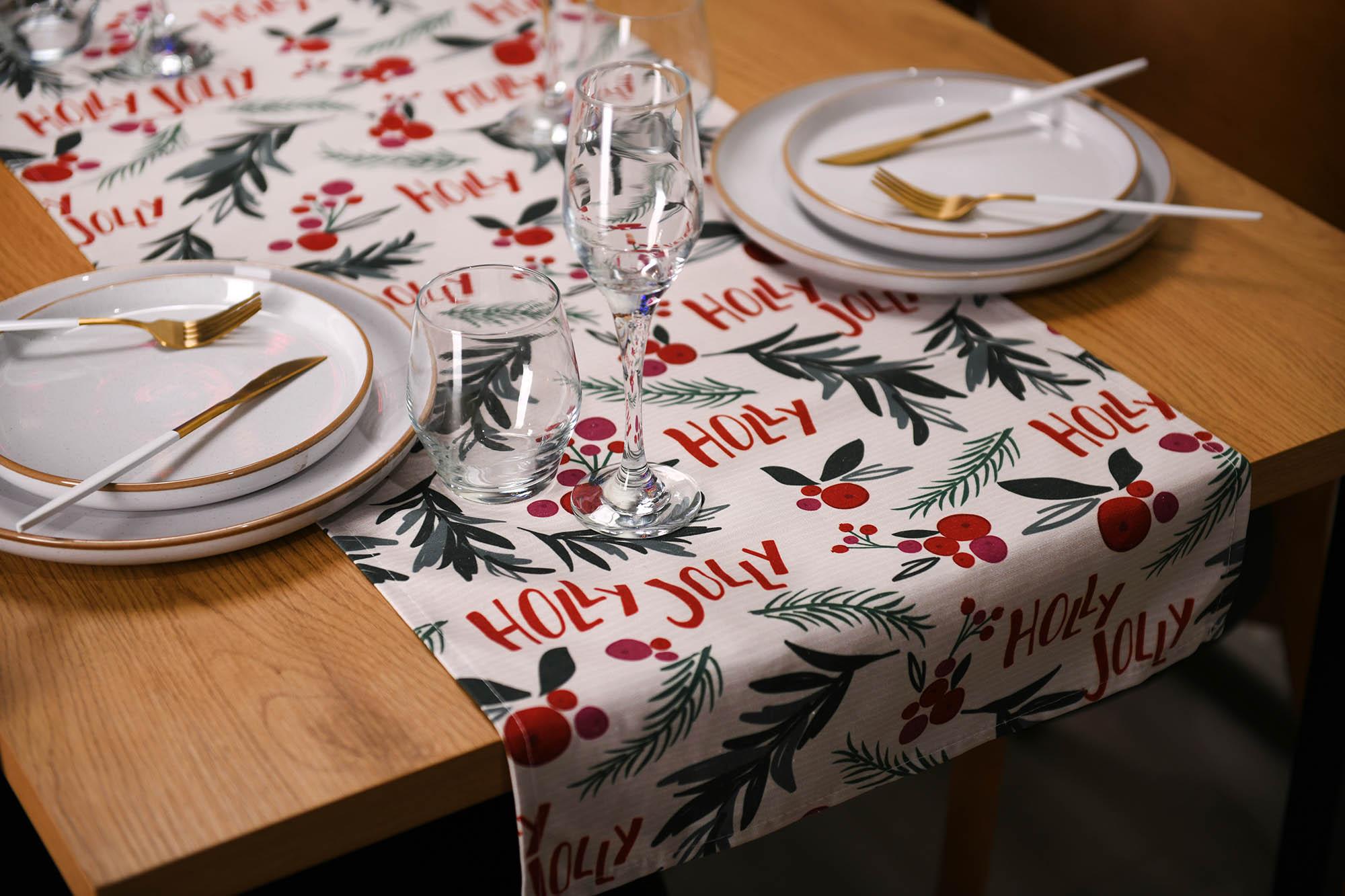 праздничный тканевый раннер на стол 40x140 см белый остролист — сервировка