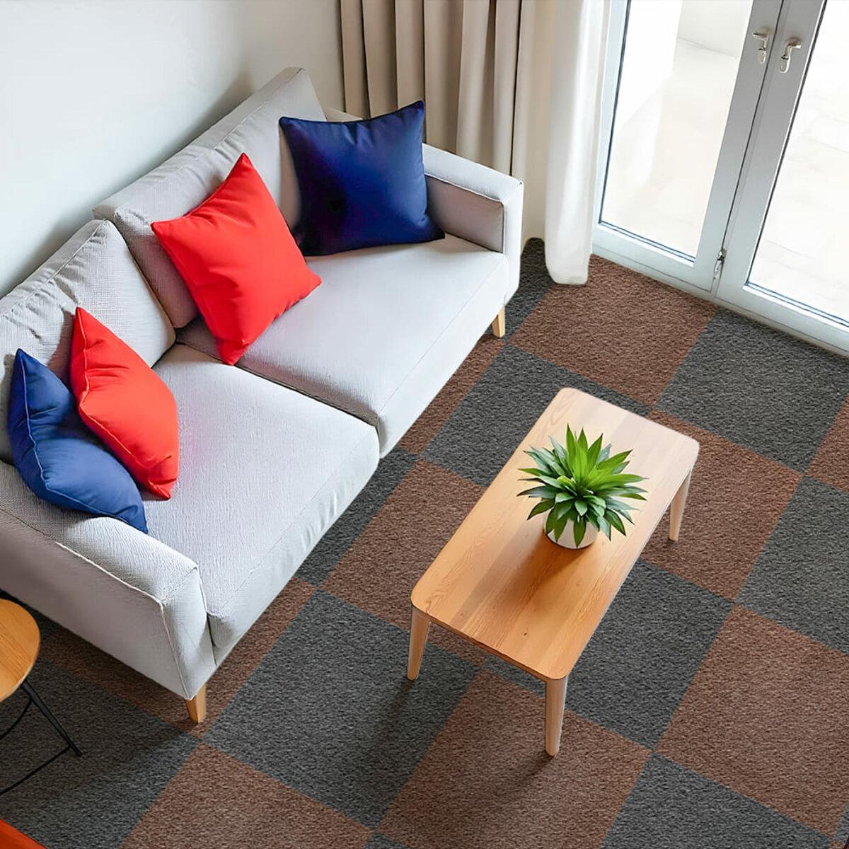 Ковролінова плитка шоколадного кольору в інтер’єрі вітальні, модульне покриття для підлоги