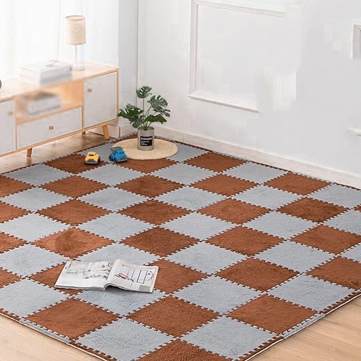 плюшевые модульные напольные плитки 30x30 в интерьере — теплый ворсовый модульный пол коричневый