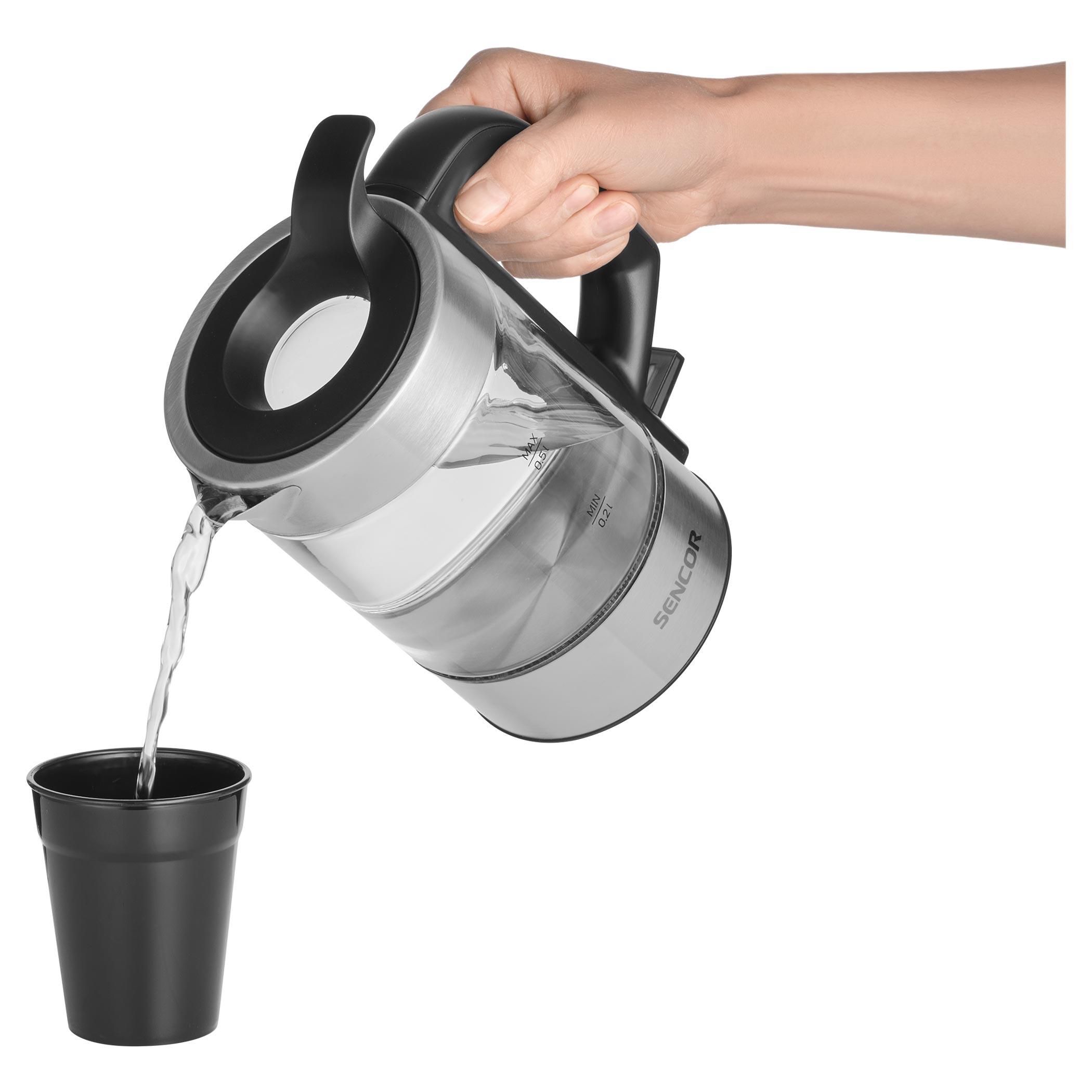 Дорожній чайник Sencor у реальних умовах на столі з чашками чаю