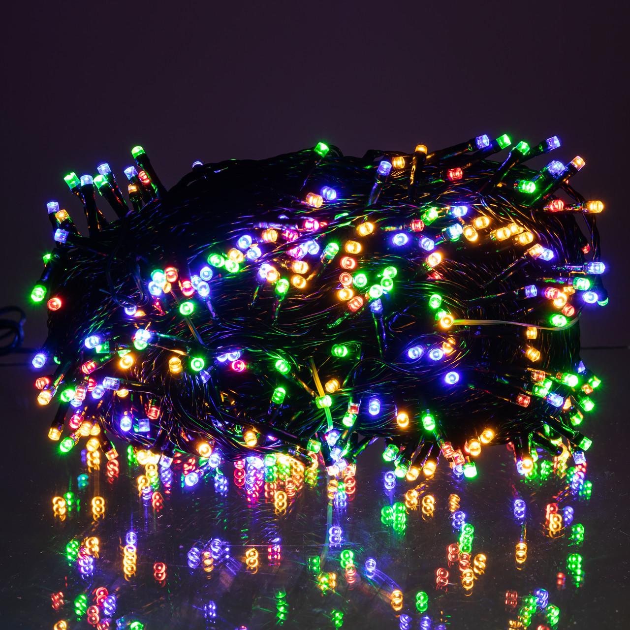 Крупный план гирлянды 500 LED на черном проводе — светодиоды мультиколор, плотное расположение ламп