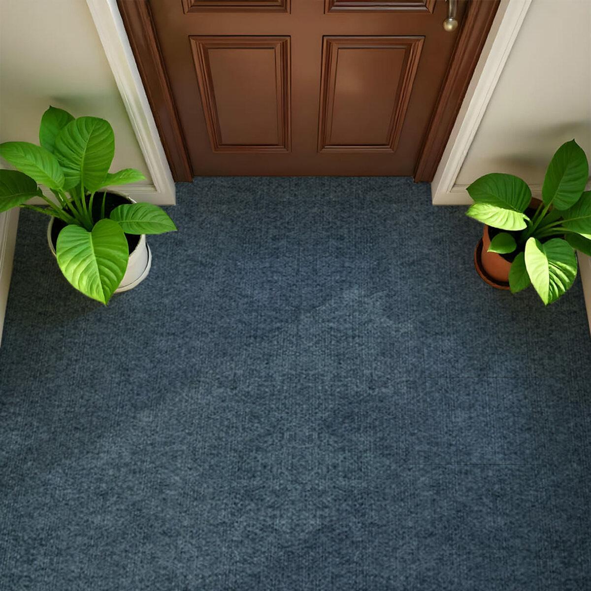 Сірий ковролін у рулоні в інтер’єрі вітальні, м’яке ворсисте покриття на підлозі