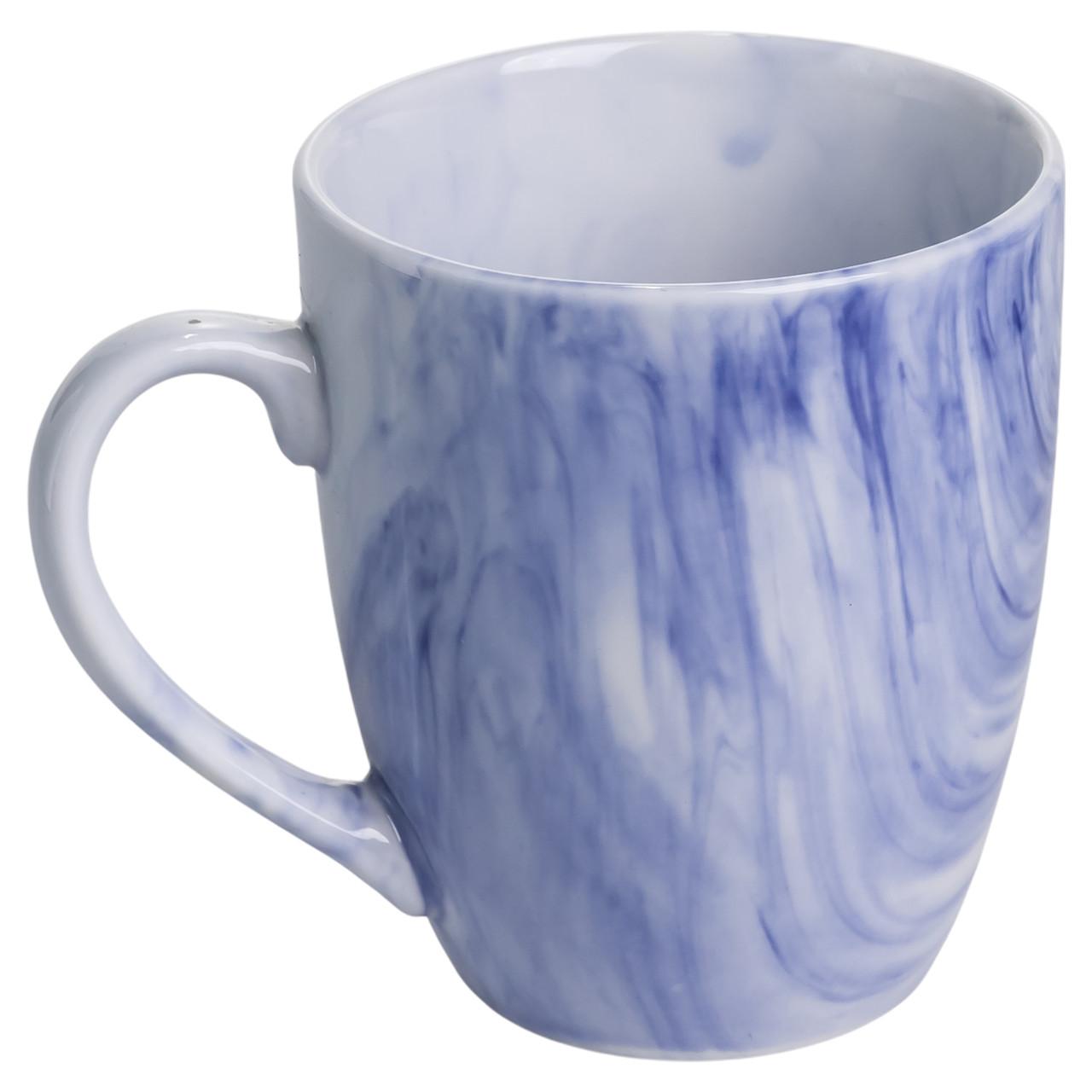 Фарфорова чашка Marble Clara синього кольору з мармуровим візерунком, крупний план