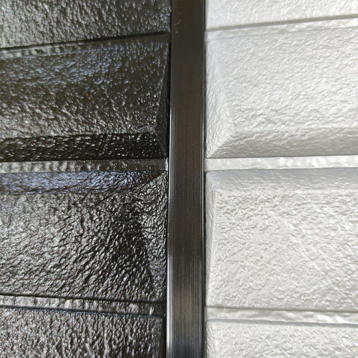 Черный T‑образный молдинг ПВХ 3000x12x4 мм установлен между панелями — молдинг для оформления стыков стен и потолка