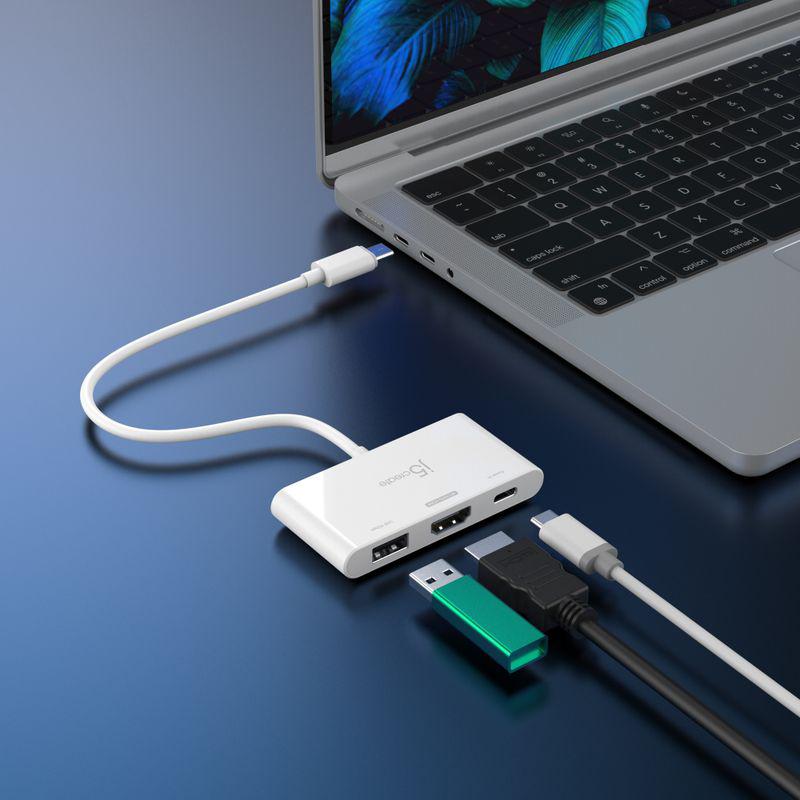 USB-C мультиадаптер J5create JCA399-N 3-в-1 підключений до ноутбука з HDMI, USB-A та заряджанням Power Delivery