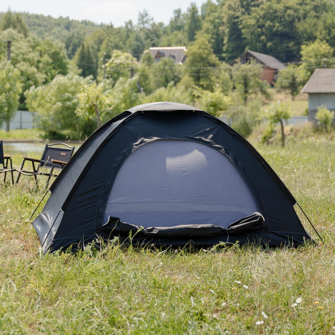 Кемпинговая палатка двухместная с усиленным дном и каркасом из фибергласса в реальном природном окружении