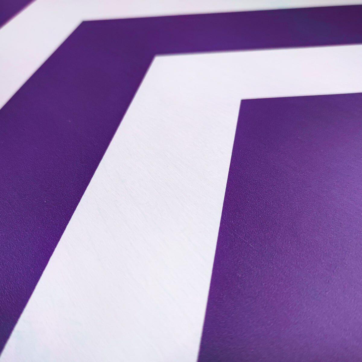 Рельефная глянцевая самоклеящаяся пленка 0,07 мм сливовая крупный план